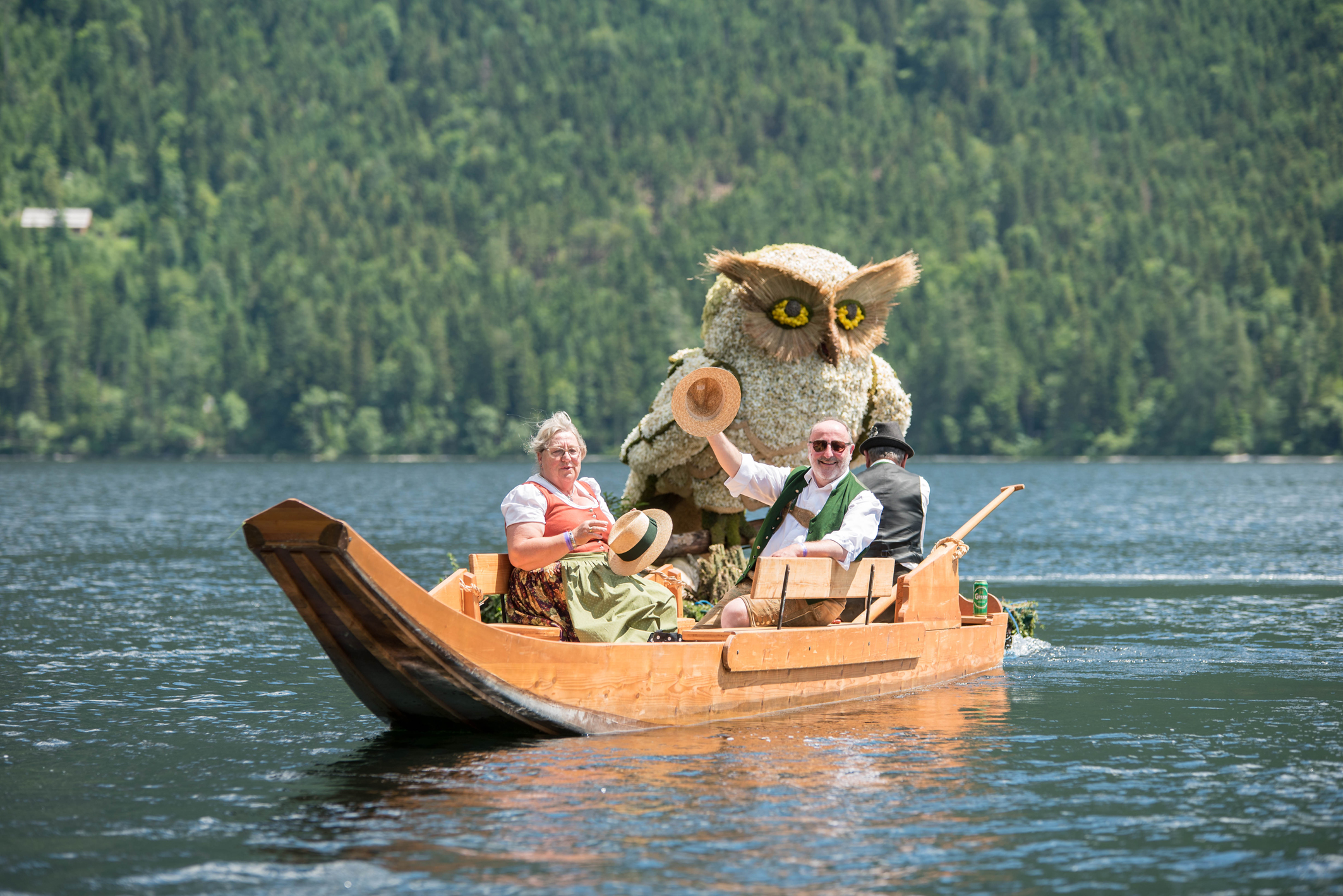 Aufwendig gesteckte Narzissenfiguren begeistern beim Bootskorso auf dem Grundlsee Gäste aus nah und fern. Foto: Stephan Pelizzari/Narzissenfestverein (frei)