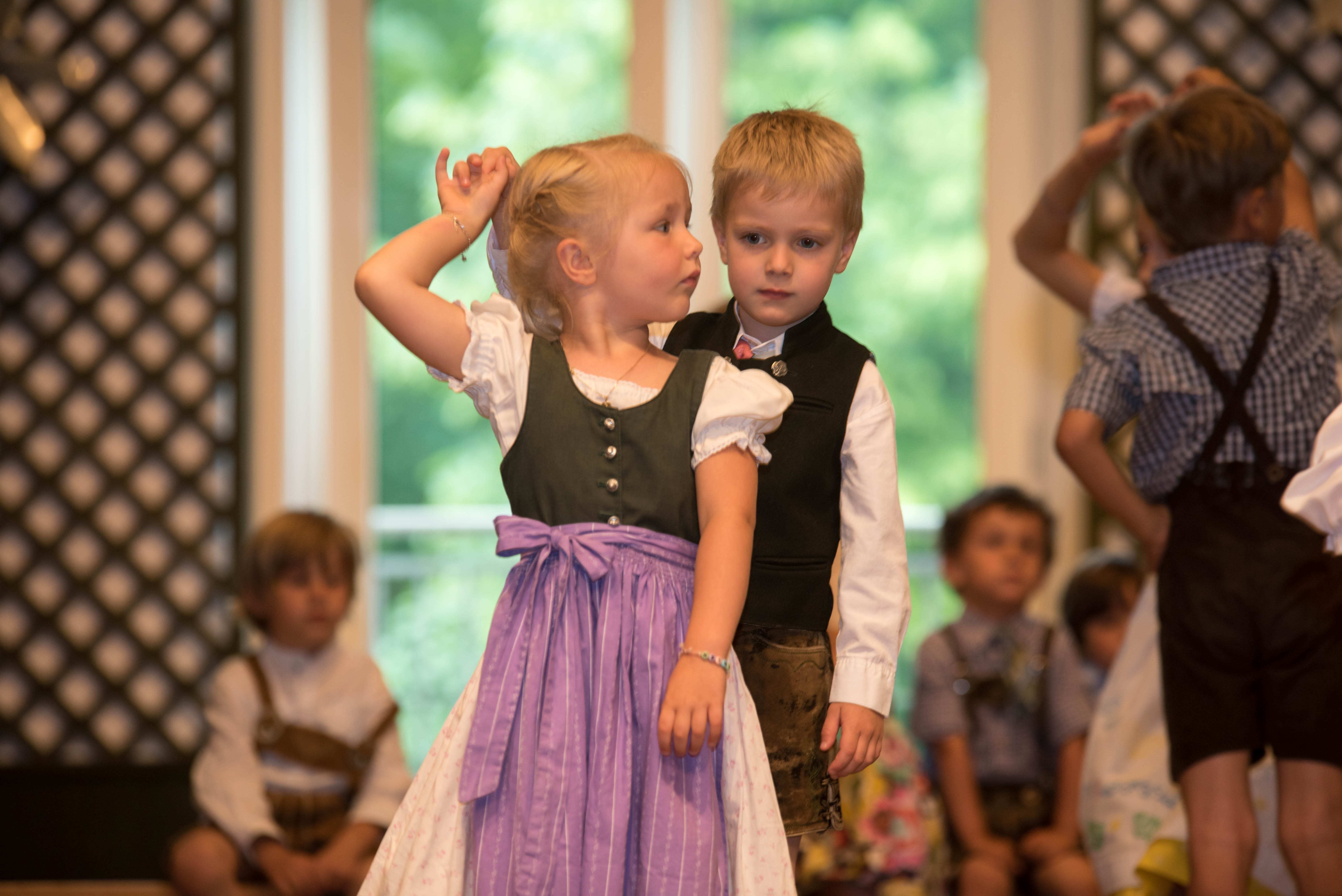 Für ihren Auftritt beim traditionellen Narzissenfest-Maitanz nehmen Kindergarten- und Volksschulkinder freiwillig Proben in Kauf. Ihr schönster Lohn sind Applaus und lobende Worte. Foto: Stephan Pelizzari/Narzissenfestverein (frei)