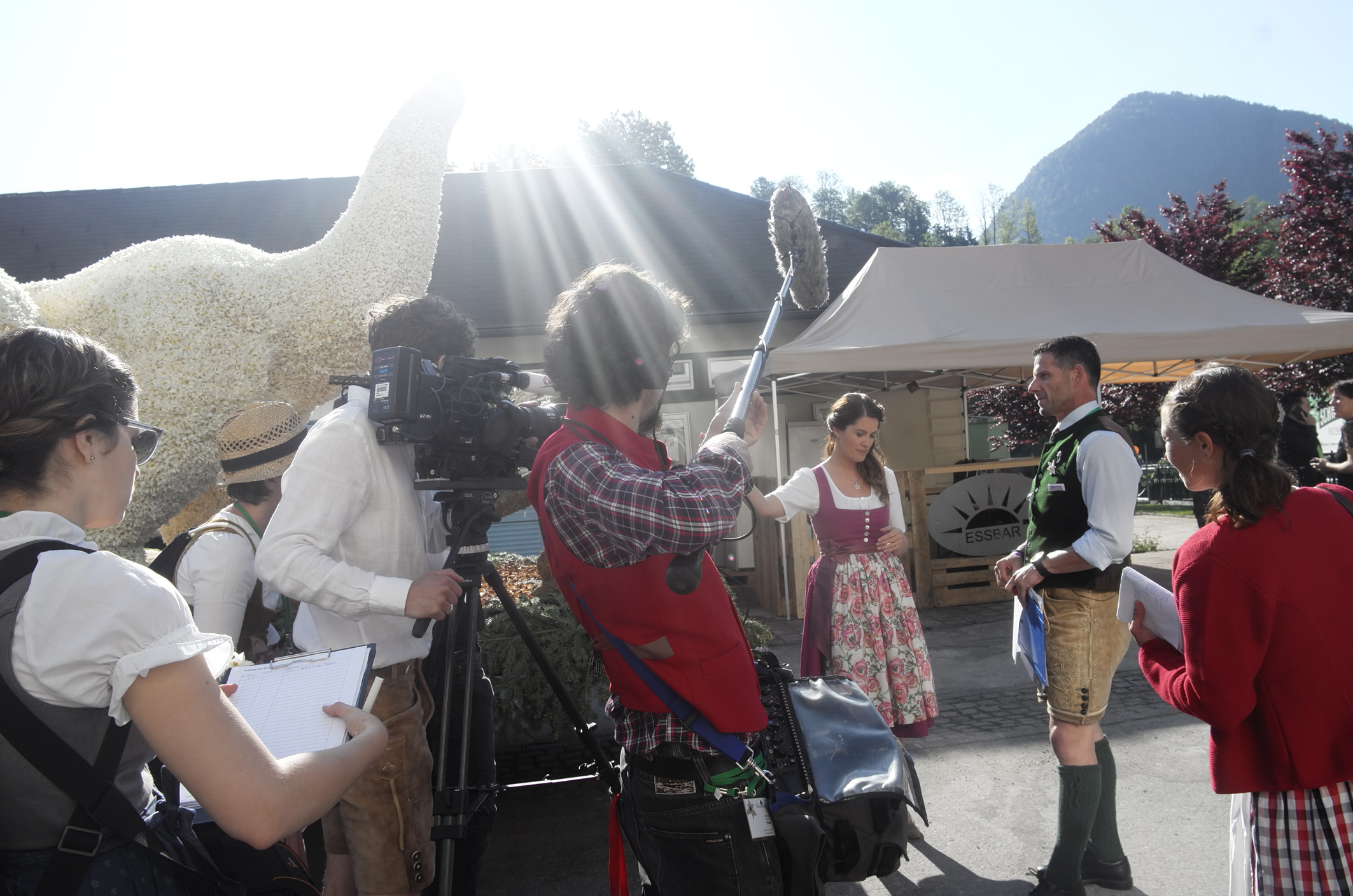 Action! Zum 60. Narzissenfest waren heuer zahlreiche Kamerateams im Ausseerland-Salzkammergut. Das größte Blumenfest Österreich ist bereits im Juni Thema in vielen TV-Sendungen. Foto: Narzissenfestverein/Astrid Schoiswohl (frei)