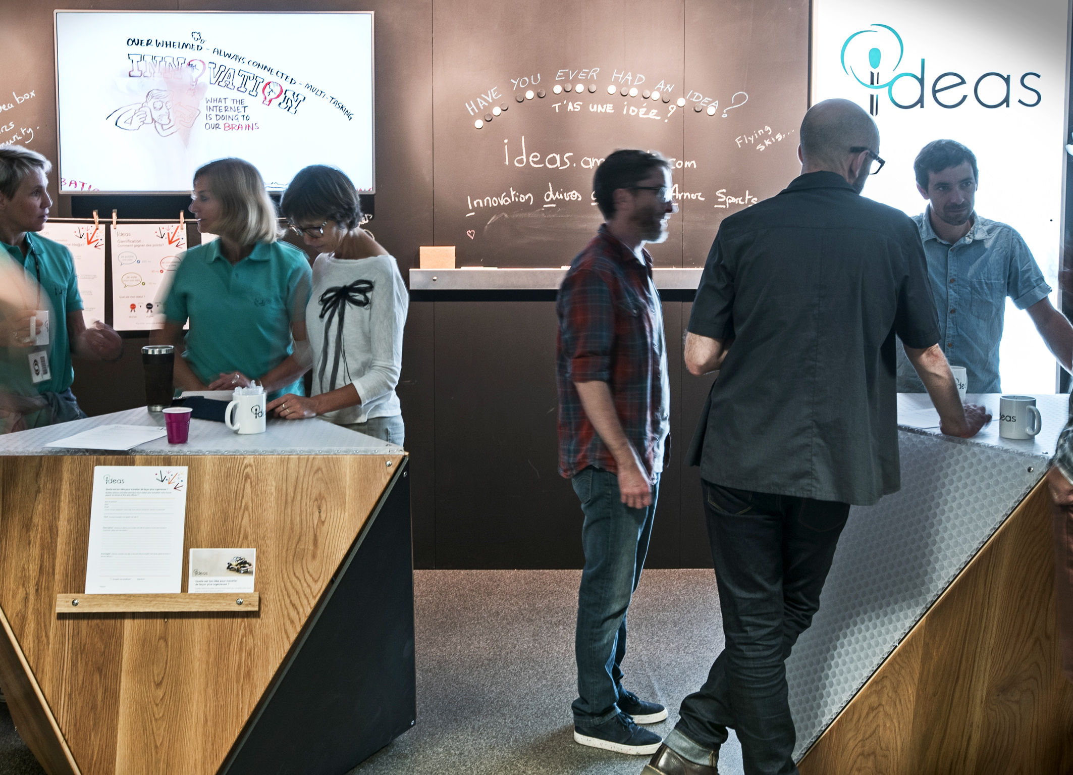 Treffpunkt und Hotspot für neue Ideen: Im Amer-Ideas Corner stehen geschulte Mitarbeiter zur Ideenprozess- und Projektkoordinierung standortübergreifend zur Verfügung. Foto (frei): Amer Winter Sports Operations