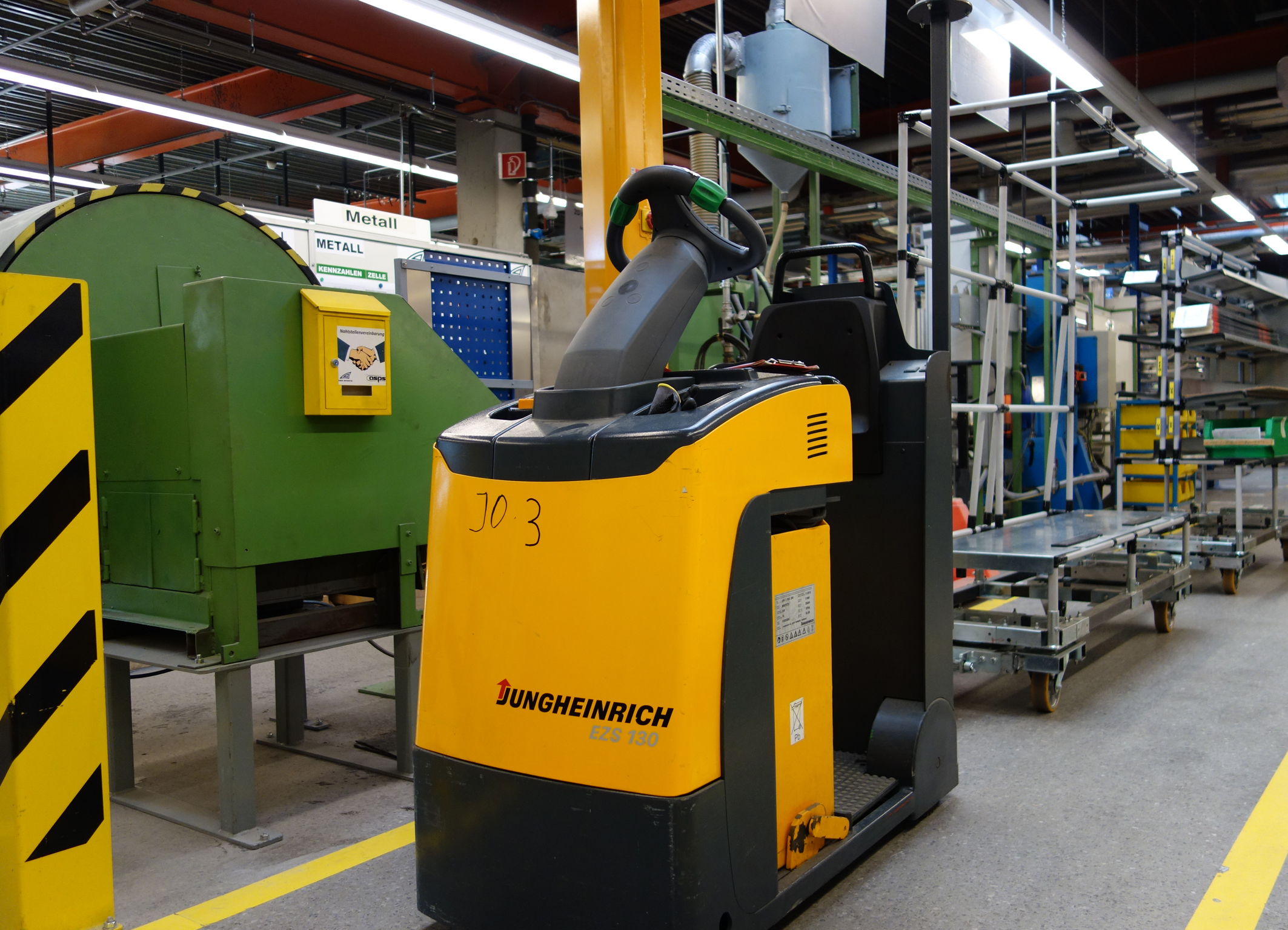 Foto: Amer Winter Sports Operations (frei) Amer stärkt weiter den Standort Altenmarkt. Mit einem Investment von 150.000 Euro wurde die interne Produktionslogistik optimiert. Neue innerbetriebliche Transportmittel und effektive Hebevorrichtungen steigern die Produktivität, entlasten die Mitarbeiter und reduzieren Stressfaktoren.