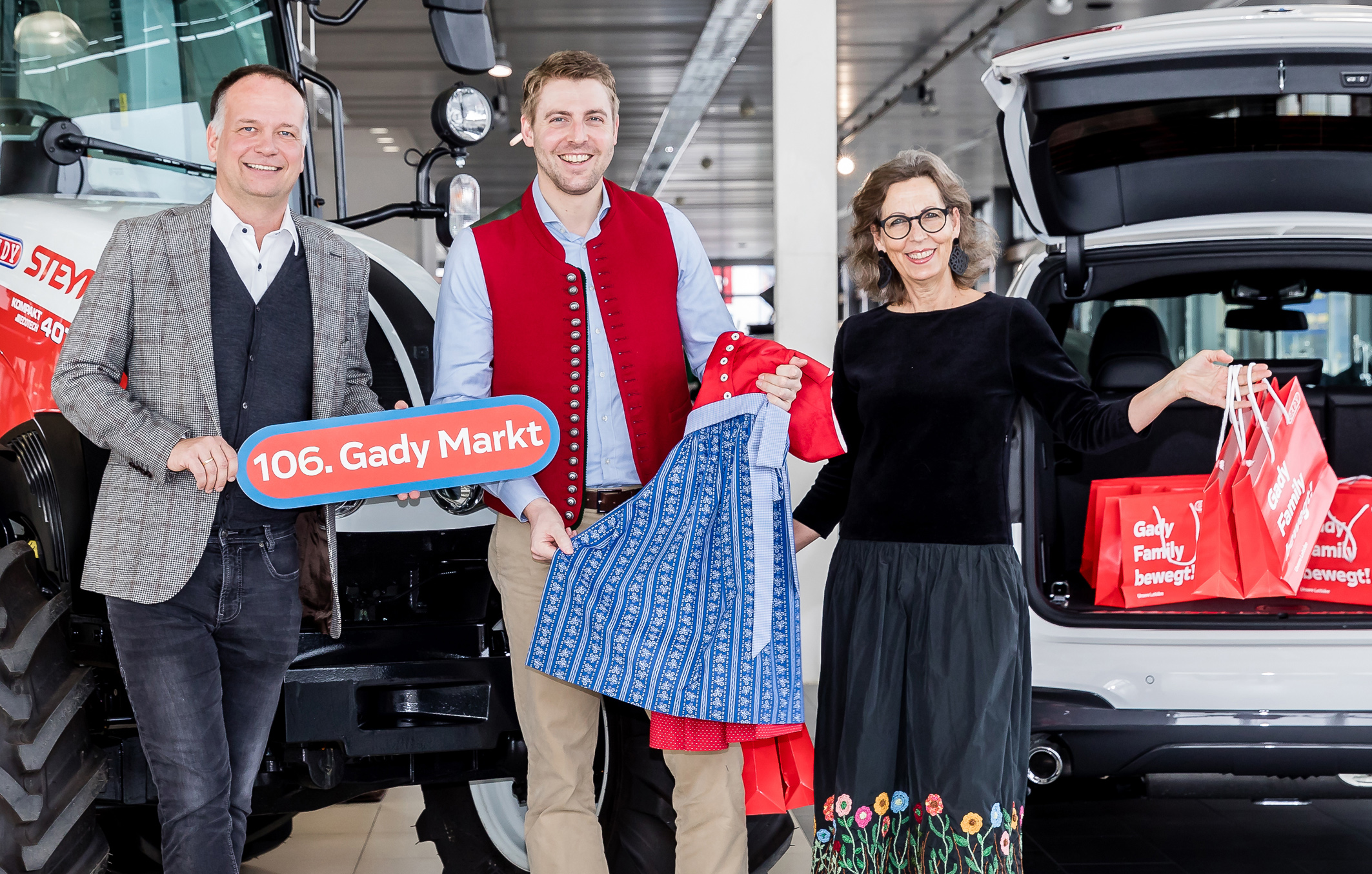 Automobile Überraschungen, das Neueste bei den Landmaschinen und ein spannendes Rahmenprogramm – das macht den legendären Gady Markt in Lebring aus. Von links: Geschäftsführer Eugen Roth, Geschäftsführer und Eigentümer Philipp Gady, Ingrid Gady. Foto: Gady Family (frei)