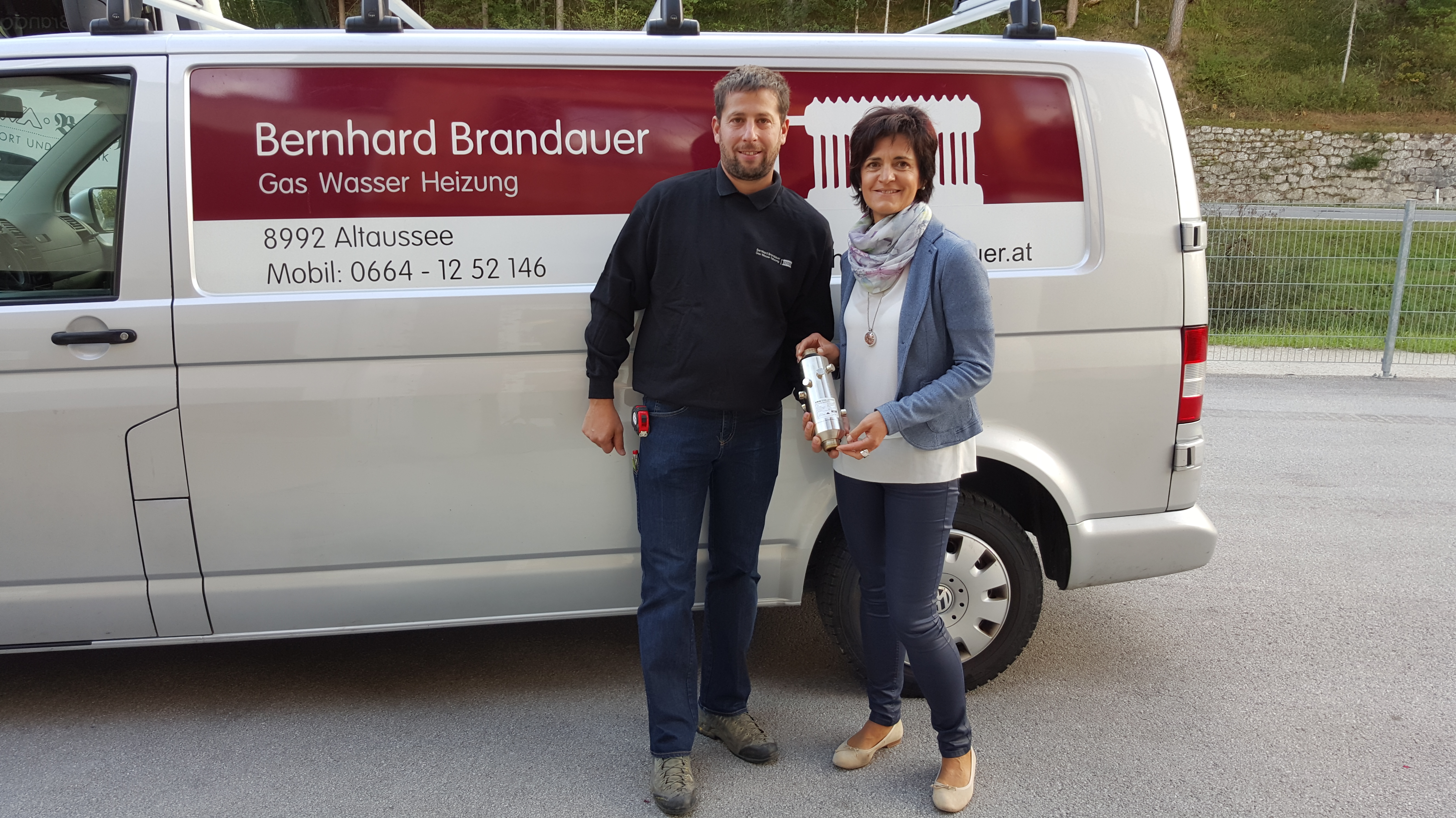 Firmeninhaber Bernhard Brandauer und Johanna Köberl vom Ausseer Wassermann freuen sich über die belebende Partnerschaft. Foto: Ausseer Wassermann (frei)