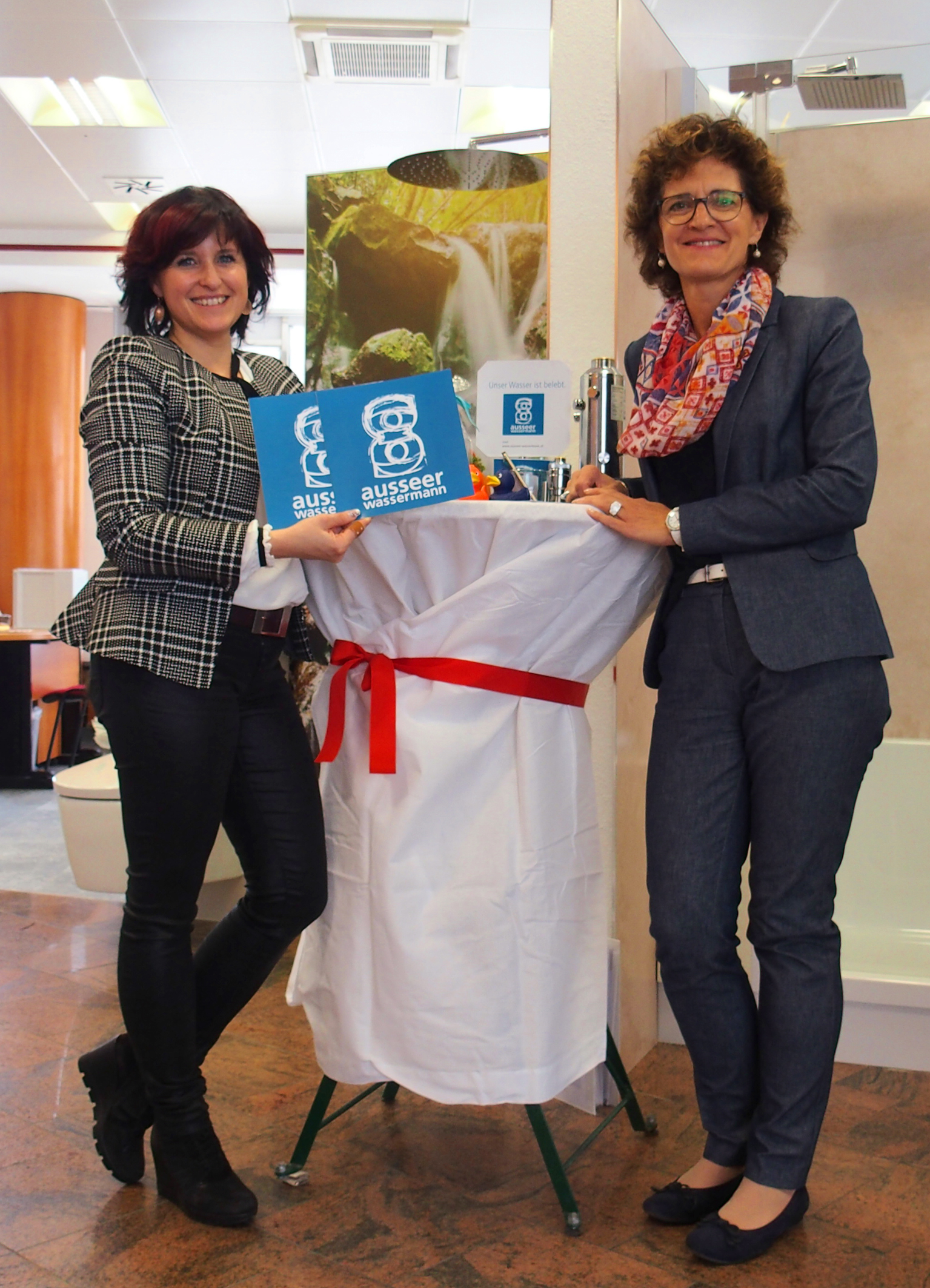 Johanna Köberl vom Ausseer Wassermann (r.) und Barbara Maxonus, Geschäftsführerin von Bäder fürs Leben, (l.) präsentierten im neuen Badstudio in Liezen die Vorzüge der Wasserbelebung vom Ausseer Wassermann. Foto: Ausseer Wassermann/Johanna Köberl (frei)