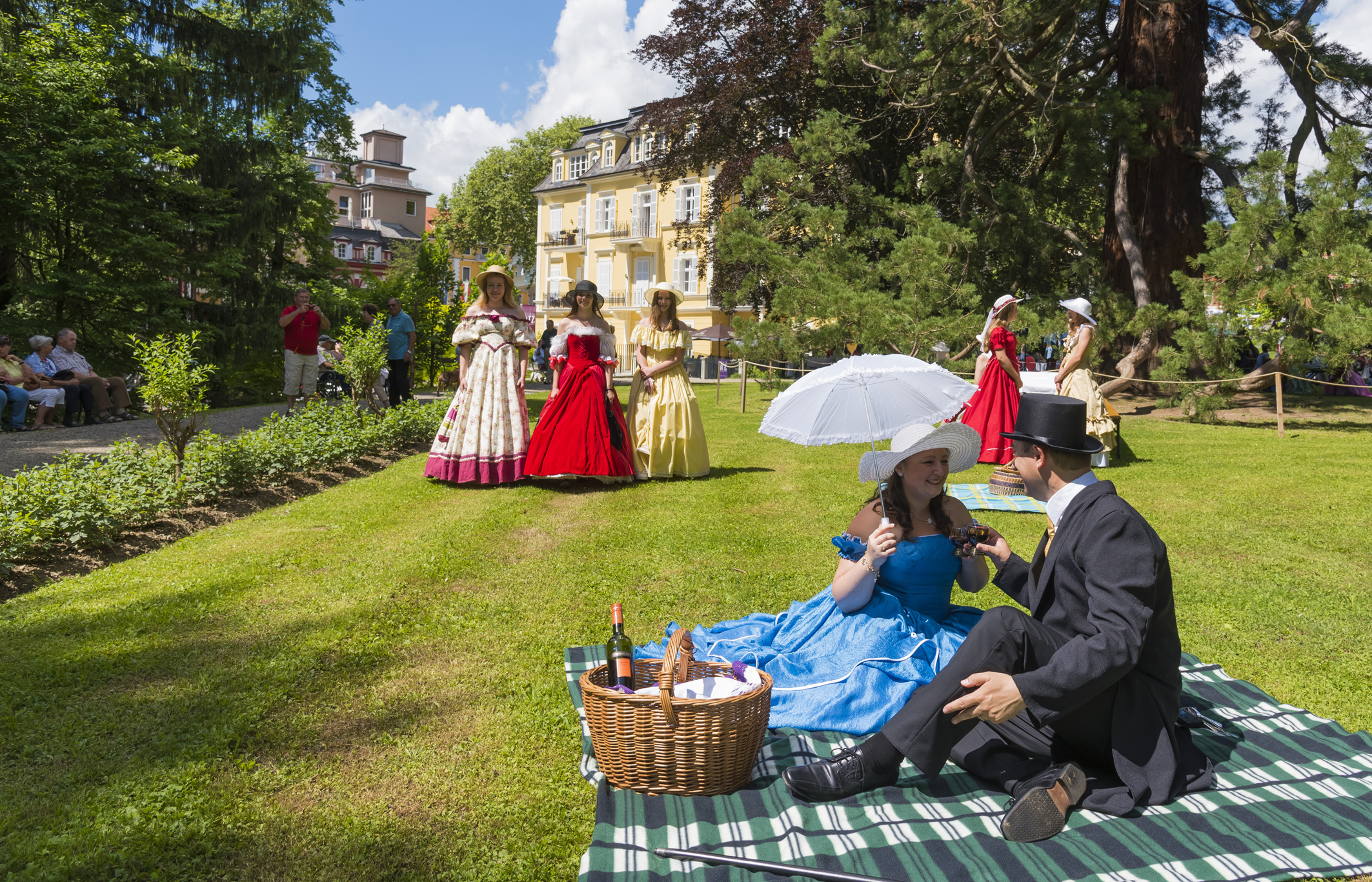Beim kaiserlichen Hofpicknick im „Grünen Salon“ nimmt auch Familie Legenstein mit ihren Hotelgästen teil. Das Picknick ist Bestandteil des Biedermeierfests in Bad Gleichenberg. Foto: TVB Region Bad Gleichenberg/Werner Krug (frei)