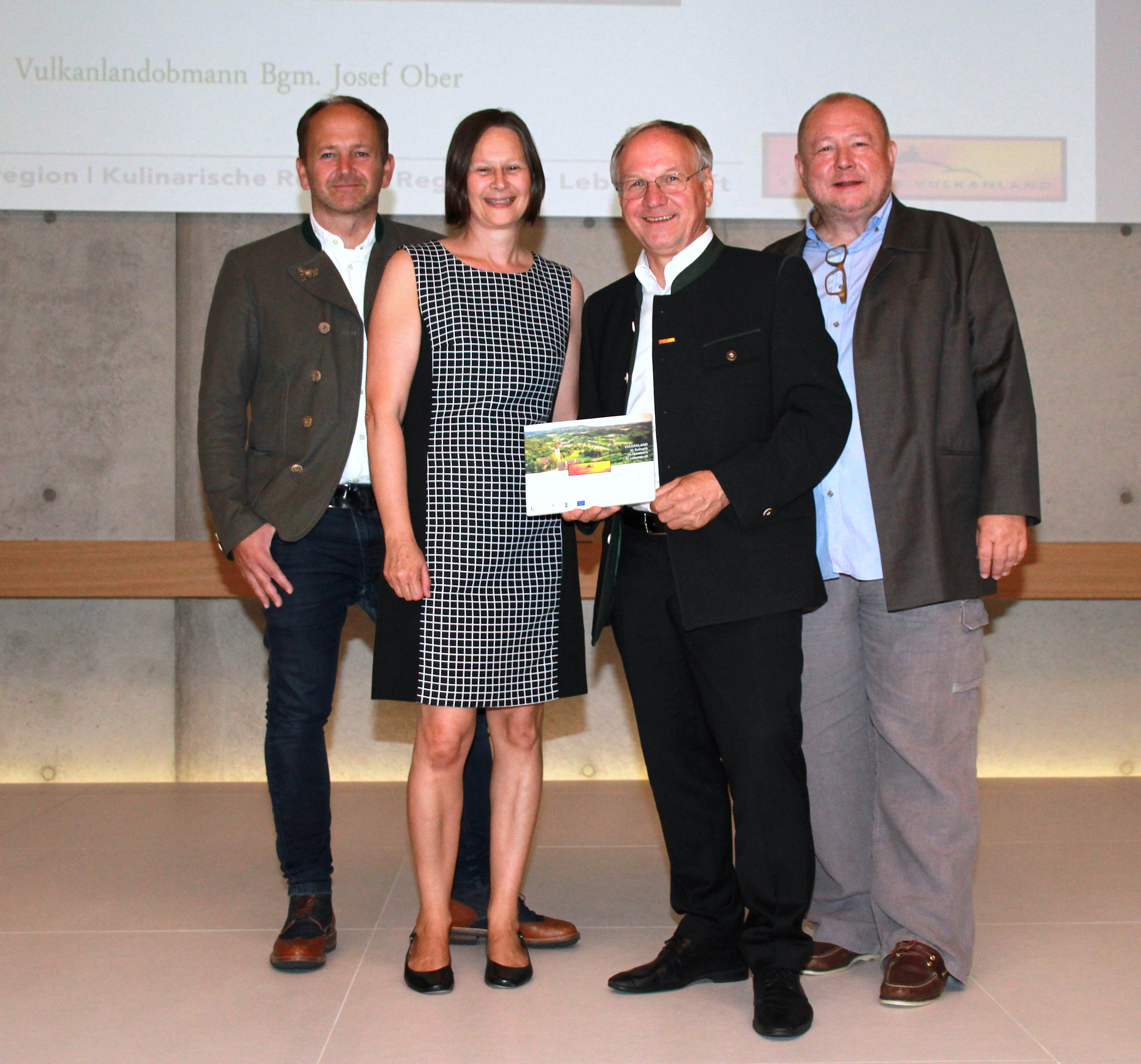 Hausherr und Sprecher der Initiative Hot Spot! Innviertel Andreas Fill, Andrea Eckerstorfer, Leiterin des Büros der Initiative, Referent Bgm. Sepp Ober und Martin A. Schoiswohl vom Kommhaus Bad Aussee (v.l.n.r.). Foto: Hot Spot! Innviertel (frei)