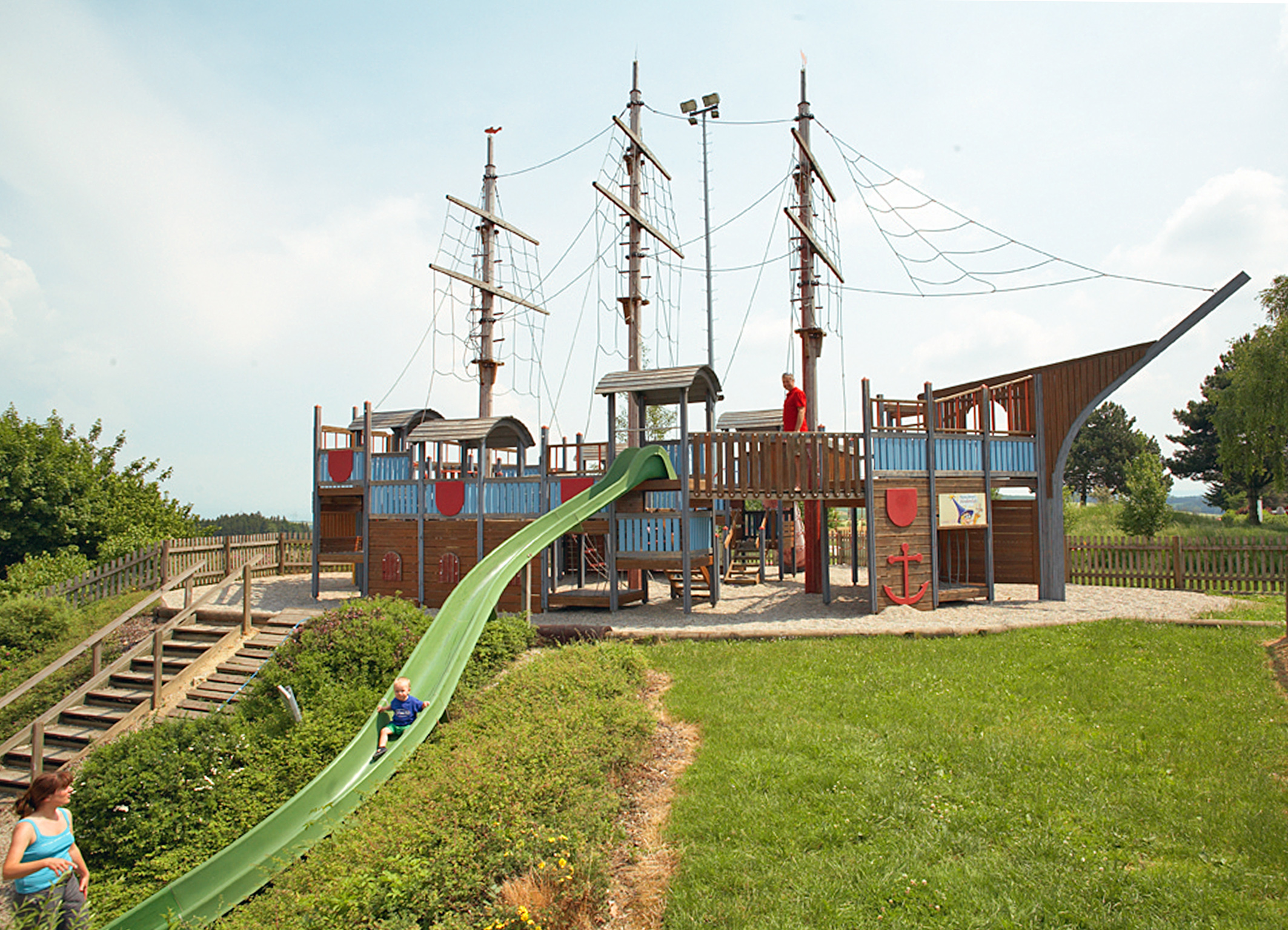 Ein Paradies ist das Schiff zum Spielen, Klettern und Verstecken. So macht die Rast bei Landzeit in Graz-Kaiserwald und Strengberg gleich doppelt so viel Spaß. Fotos: Landzeit