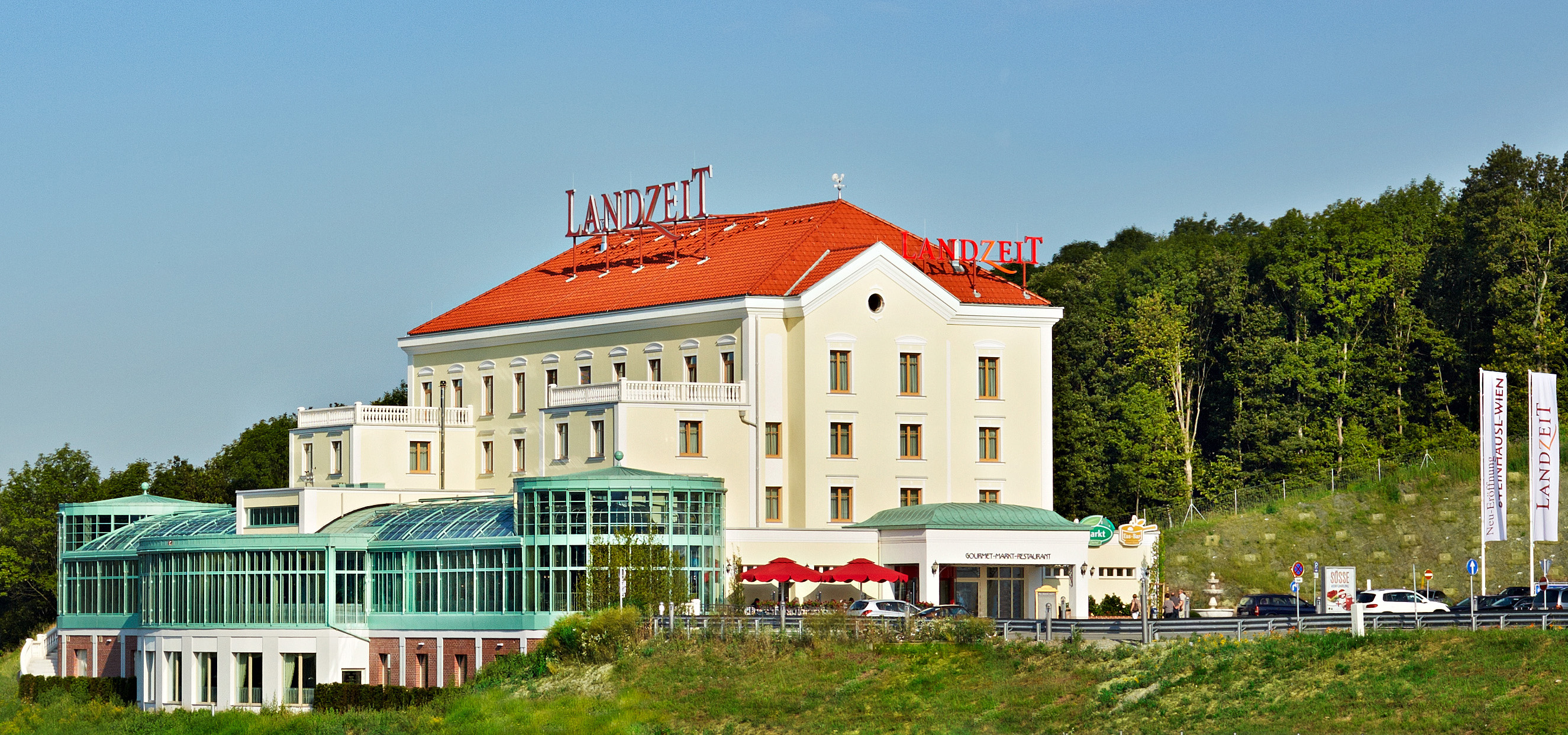 Rund 22,8 Millionen Euro investierte Landzeit in das neue Gourmet-Markt- und à la carte-Restaurant mit Essbar, Motor-Hotel und Seminarcenter Steinhäusl bei Wien.