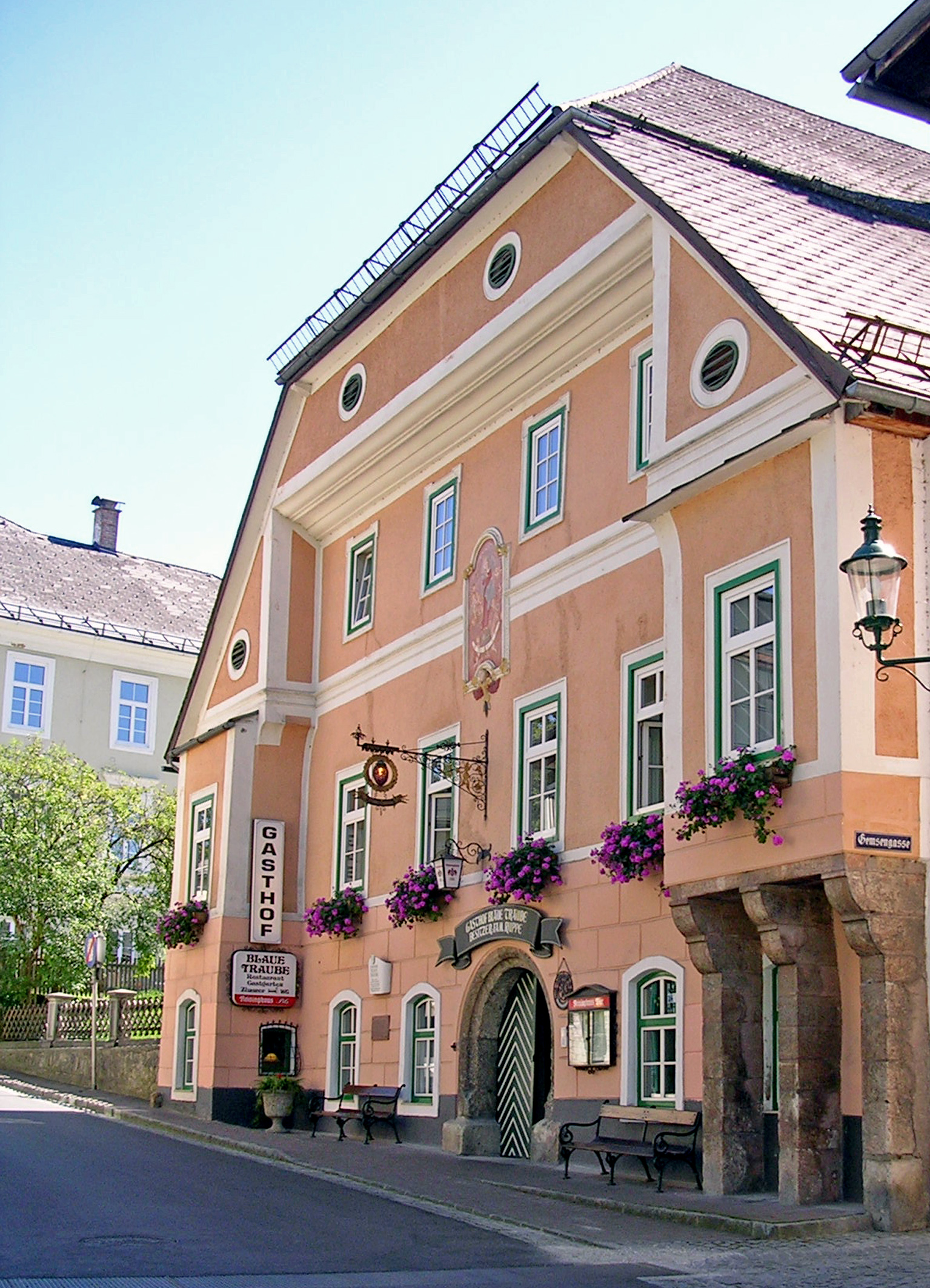 Der Gasthof Blaue Traube in Bad Aussee wurde im 14. Jahrhundert erstmals erwähnt. Die Stadtgemeinde Bad Aussee hat das Gebäude samt weitflächigem Garten nun erworben. Foto: Stadtgemeinde Bad Aussee (frei)