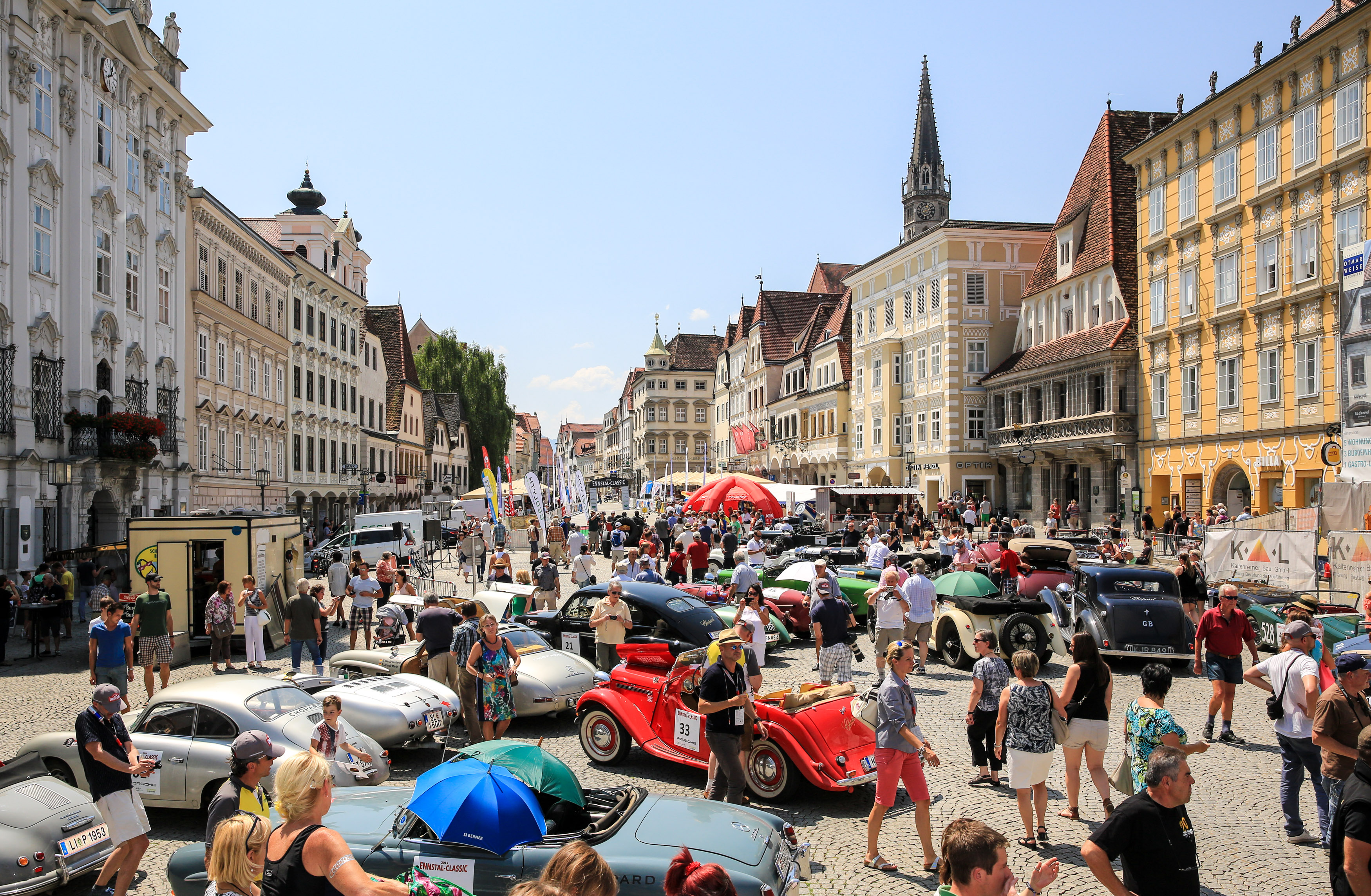 Steyr ist mittlerweile eine der beliebtesten Stationen der Ennstal Classic. Am 29. Juli machen die historischen Boliden wieder Station in der oberösterreichischen Stadt. Foto: Ennstal Classic/Martin Huber (frei)