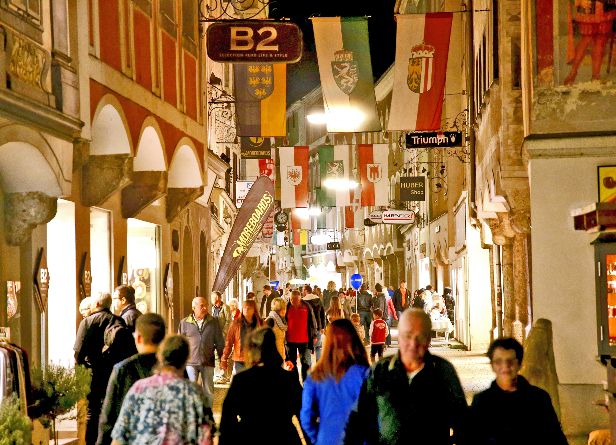 Mehr als 70 teilnehmende Betriebe in der Steyrer Altstadt laden beim Late Night Shopping zum Flanieren, Gustieren, Shoppen und Genießen ein. Foto: Werner Leutner (frei)