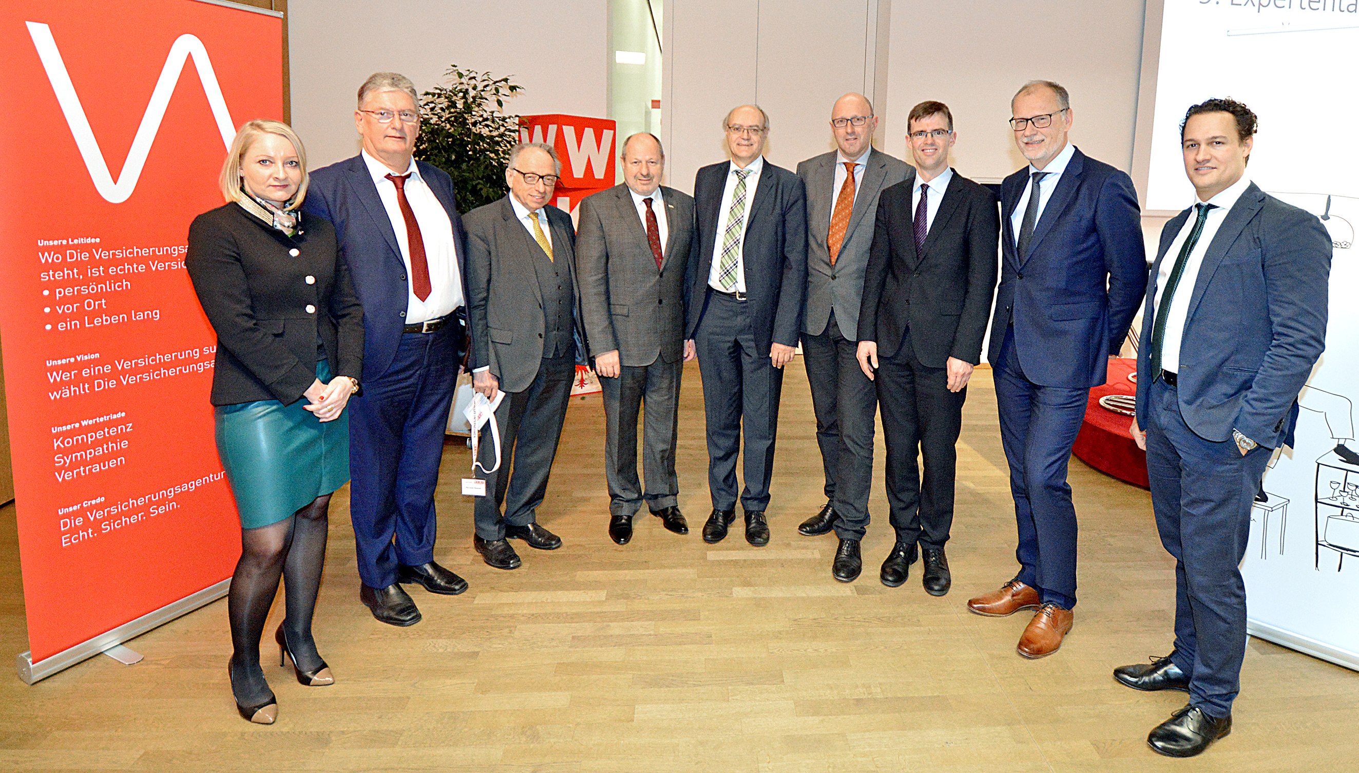 Die Experten des 9. Expertentalks der Tiroler Versicherungsagenturen (v.l.) Gremialgeschäftsführerin Karolina Holaus, Hubert Hotter (Allianz), Walter Schieferer (Tiroler Versicherung), Moderator Ronald Barazon, Erich Eberdorfer (Uniqa), Landesobmann Tirol Helmut Emberger, Matthias Effinger (ARAG SE), Bundesobmann Horst Grandits und Referent Christoph Schertler Bild: WKT (frei)