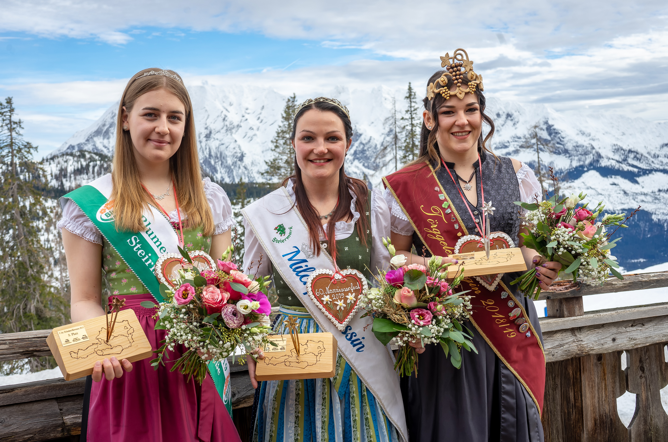 Drei strahlende Siegerinnen beim Hoheiten-Skirennen: die Drittplatzierte Blumenprinzessin Michaela Gaugl, Siegerin Milchprinzessin Sophia Spath und die Zweitplatzierte Törggelenkönigin Evi Brunner (v. l. n. r.). Foto: TVB Ausseerland – Salzkammergut/ Christine Struz (frei)