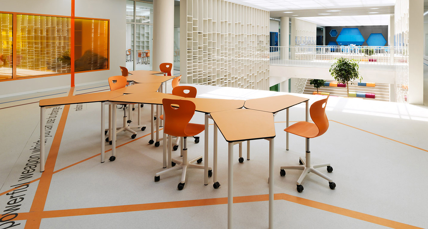 Zu den innovativen Schulmöbeln von Mayr Schulmöbel gehören unter anderem PENTA-Tische. Die flexiblen Möbel ermöglichen eine Vielzahl an Gruppierungs-Konfigurationen. Foto: Mayr Schulmöbel (frei)