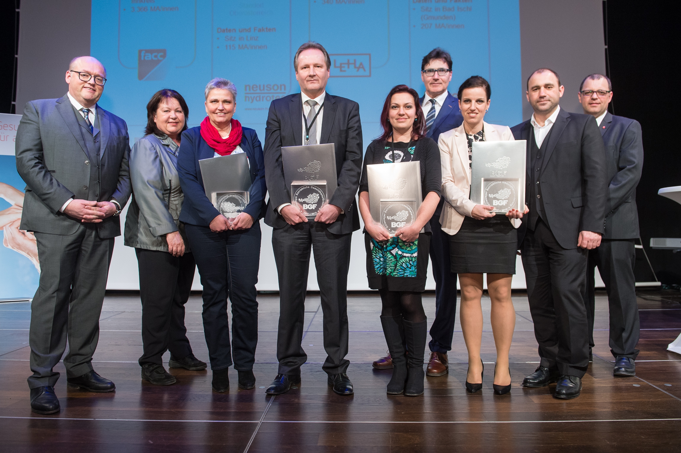 Als Projektleiterin von „G’sund & zufrieden“ nahm Christiane Westermayer (3.v.r. im Bild) stolz das Gütesiegel Betriebliche Gesundheitsförderung für FACC in Empfang. Foto: Peter Mayr/cityfoto (frei)