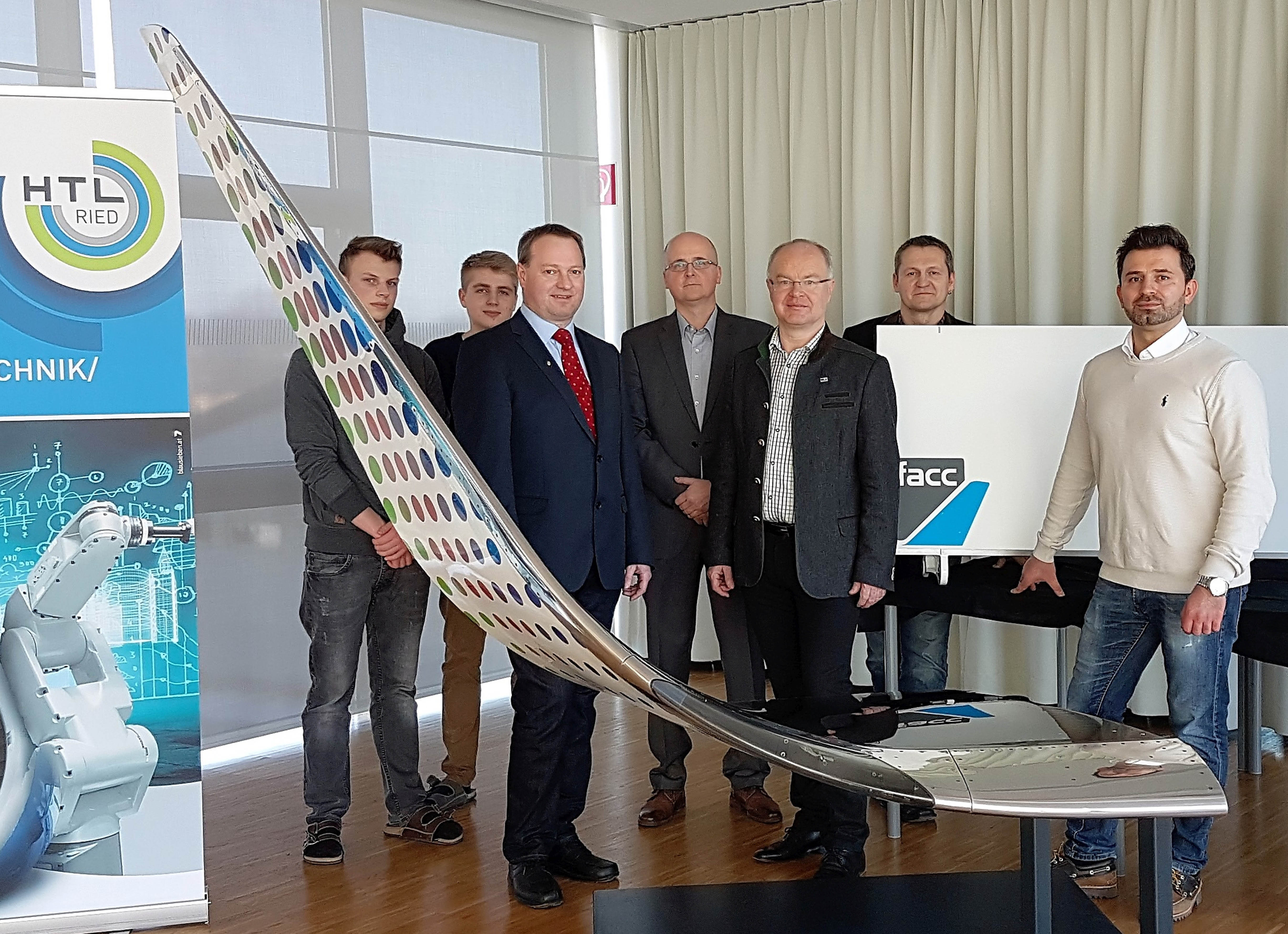Martin Bögl, Director Boeing Programs (3.v.l.), übergab im Namen von FACC das Falcon Business Jet Winglet als Leichtbau Modell für Lehrzwecke an DI Wolfgang Billinger, Direktor der HTL Ried (3.v.r.). Weiters im Bild: Schüler der Projektgruppe (1.u.2.v.l.), Leiter Leichtbau und Werkstatt Dipl. Ing. Kurt Dobrovnik (4.v.l.), Werkstattleiter Stv. Dipl. Päd. Erich Zahrer (6.v.l.) und FACC Supply Chain Manager Gazmend Braha (rechts außen) Bild: FACC (frei)
