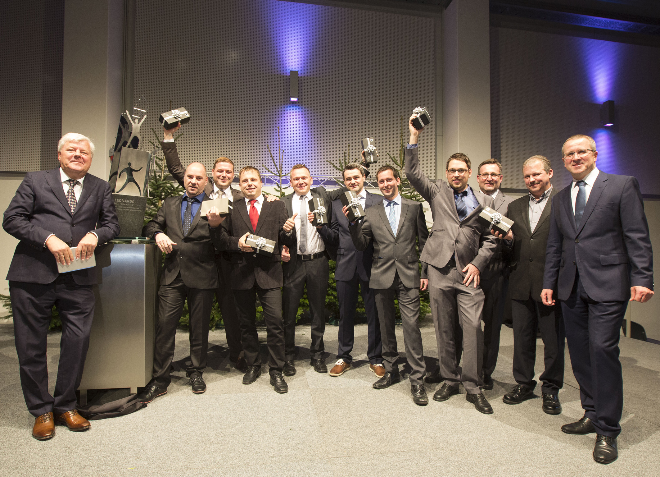 Das Team Produktivitäten Aerostructures holte sich den FACC Leonardo 2015. Die FACC-Vorstände Walter A. Stephan (links) und Robert Machtlinger (rechts) übergaben die Trophäen an das Siegerteam. Foto: Alois Furtner/FACC AG (frei)