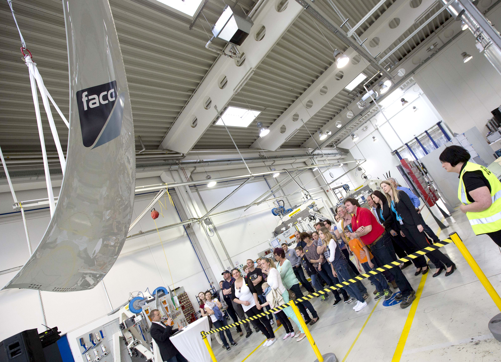 Mehr als 1.200 Gäste folgten der Einladung zur Langen Nacht der Forschung am 22. April 2016 und erhielten exklusive Einblicke in die faszinierende Welt der Luftfahrt. Foto: FACC AG/Alois Furtner (frei)