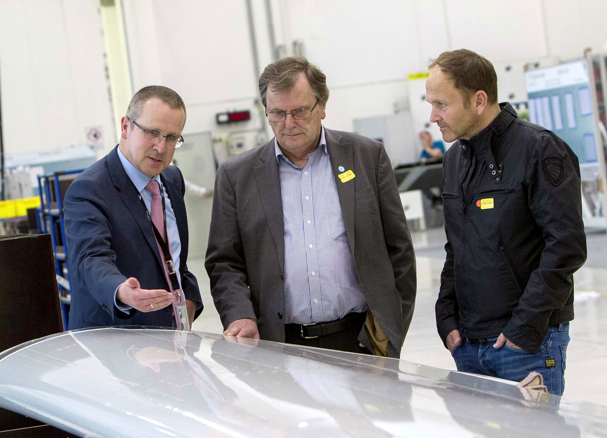 FACC Technik Vorstand Robert Machtlinger (links) bei der Langen Nacht der Forschung am 22. April 2016 mit dem Bezirkshauptmann von Ried im Innkreis, Dr. Franz Pumberger (Mitte) und Andreas Fill (rechts) von Fill Maschinenbau. Foto: FACC AG/Alois Furtner (frei)