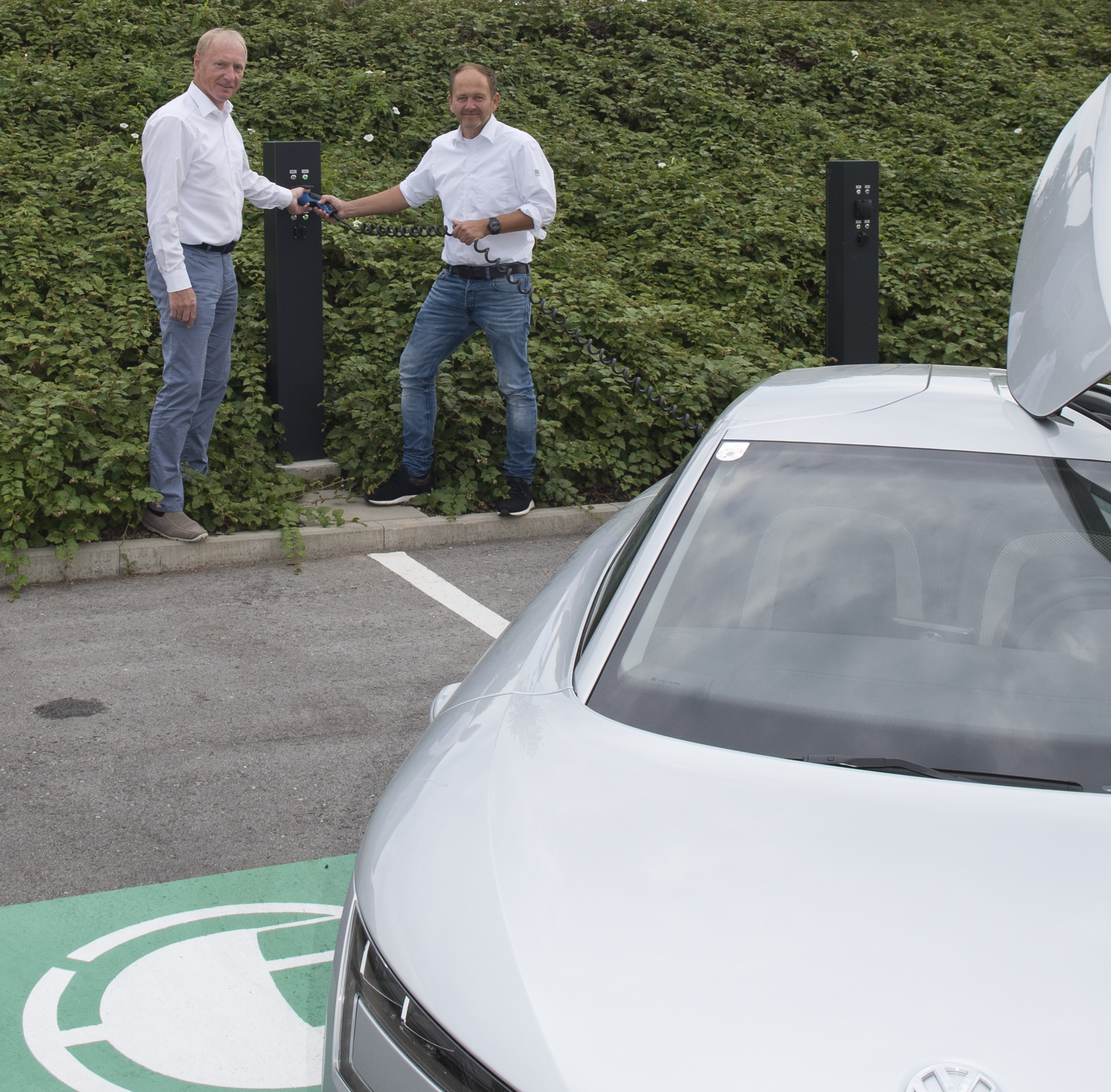 Die Fill Mitarbeiterinnen und Mitarbeiter können ihre Fahrzeuge auf 10 E-Tankstellen kostenlos auftanken. Foto (frei): Fill Maschinenbau
