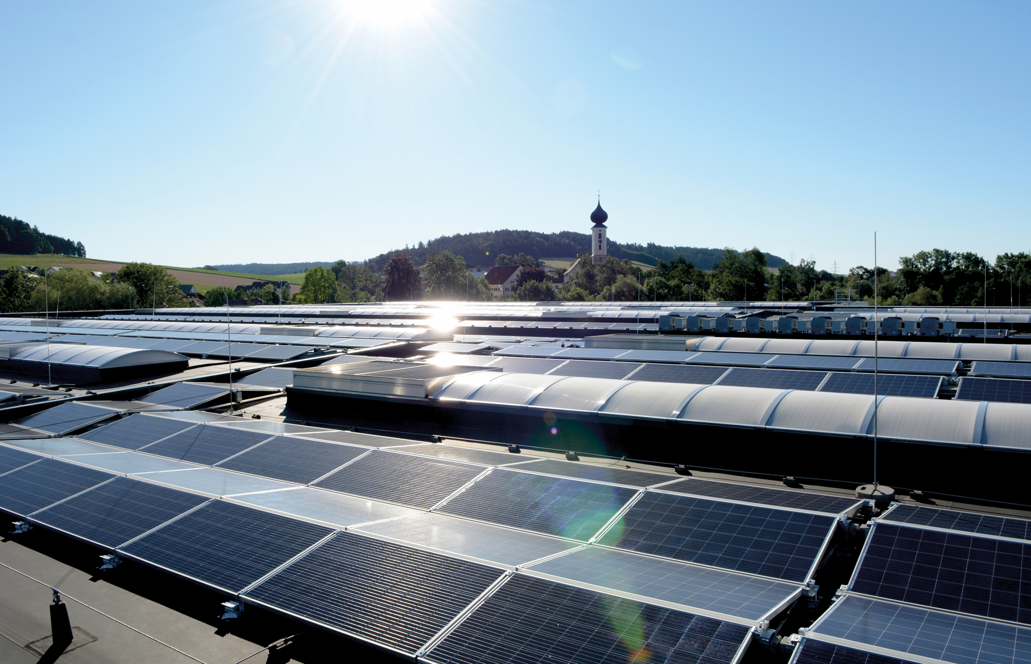 Die 5.000 Quadratmeter große Photovoltaik-Anlage versorgt Fill Maschinenbau mit umweltfreundlicher Energie. Foto (frei): Fill Maschinenbau