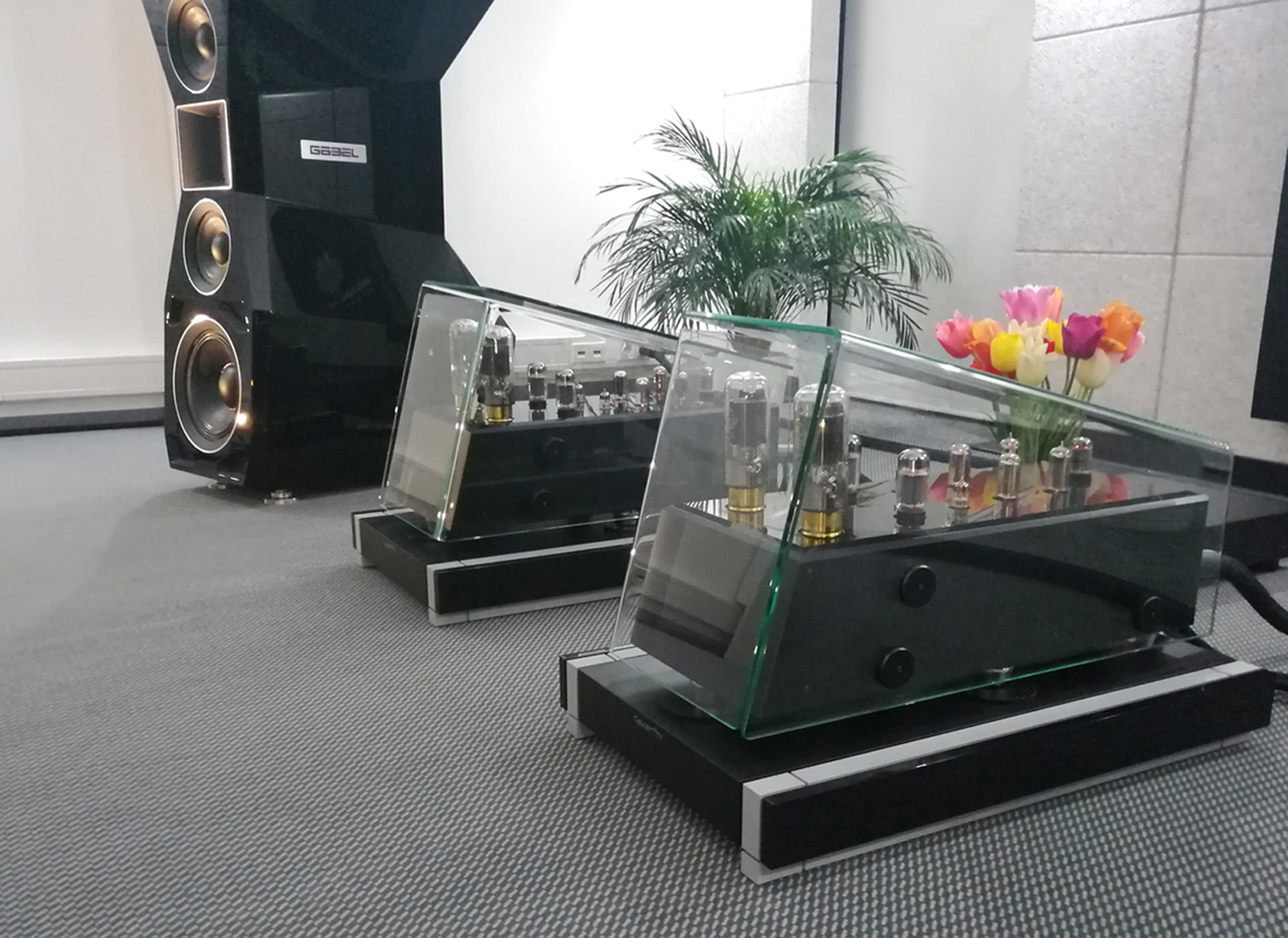Die Klangbase 118 Baseline in Schwarz am Messestand der Firma Göbel Audio auf der High End in München. Bild: FalkenOhr (frei)