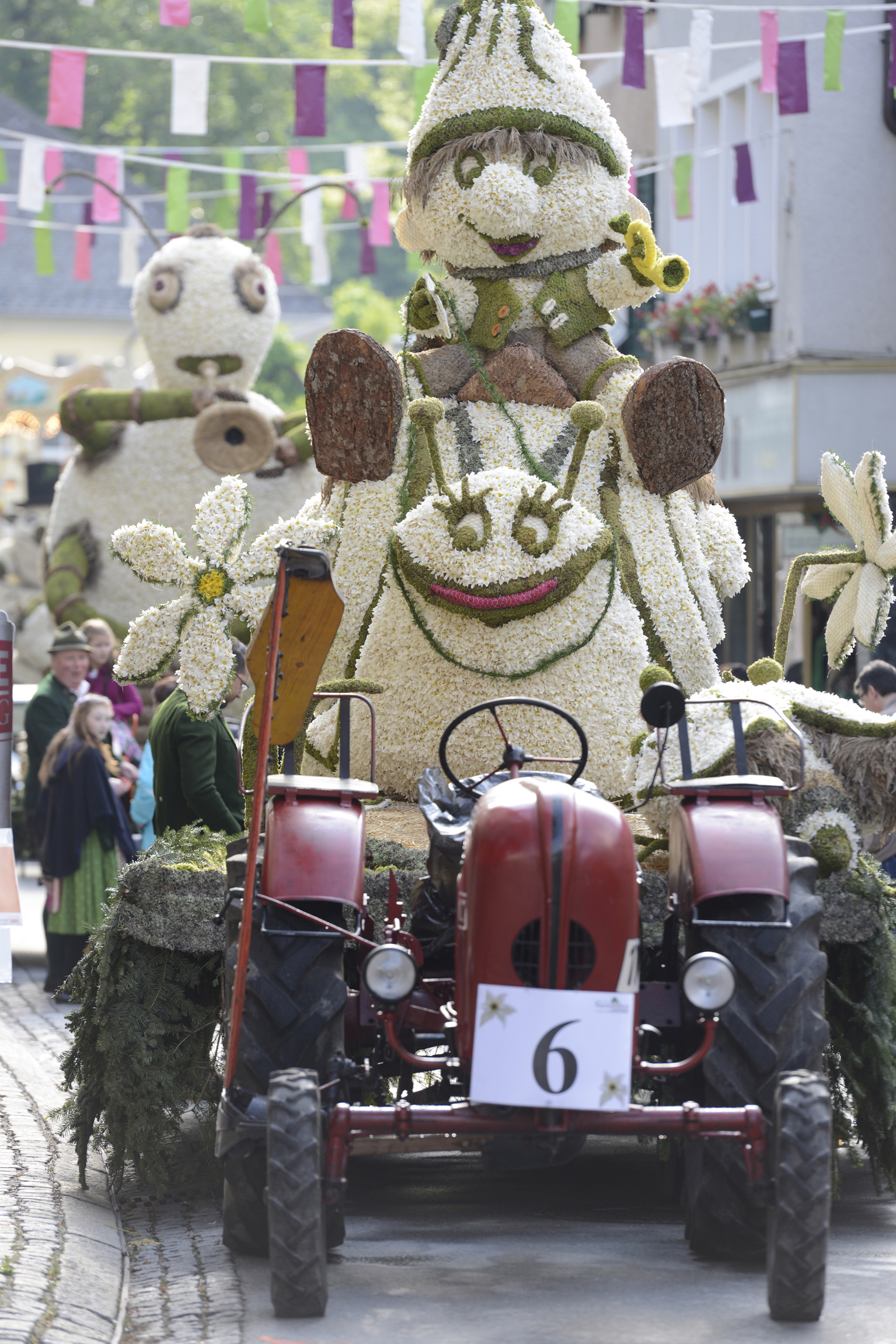 Der Stadtkorso in Bad Aussee am 31. Mai beginnt um 8 Uhr. Die Figuren sind dabei Foto: Nils Kahle/narzissenfest.at (frei)