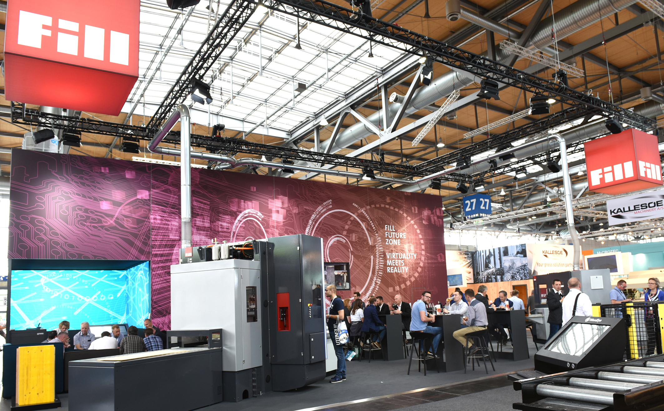 Holz, Mensch und Maschine im Einklang. Fill präsentierte mit der Future Zone die Digitalisierung im Holz-Maschinenbau auf der Fachmesse LIGNA 2019 in Hannover. Foto (frei): Fill Maschinenbau