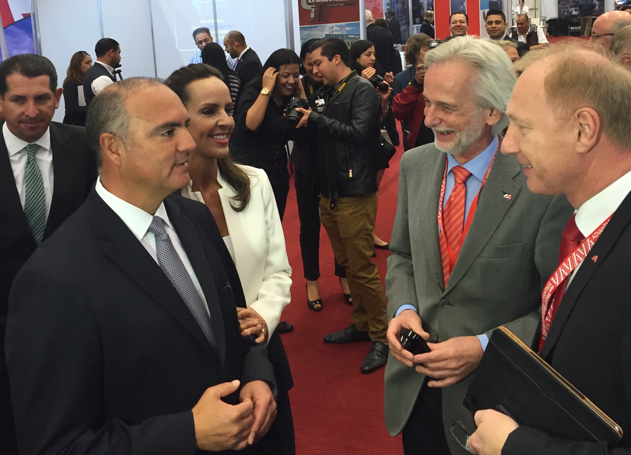 Bild: Fill Maschinenbau (frei) Der Gouverneur des Bundesstaates Querétaro, José Calzada Rovirosa (links), besuchte den Stand von Fill Maschinenbau auf den Automotive Meetings in Querétaro, Mexiko, und ließ sich von Geschäftsführer Wolfgang Rathner (rechts) die neuesten Fill Innovationen erläutern.