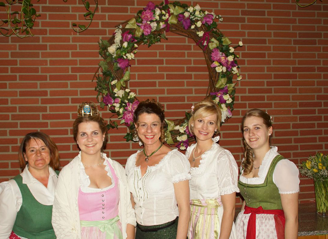 Christine Preßl vom Mostviertler Trachtenmodehaus (l.) und Landzeit-Marketingchefin Elisabeth Rosenberger (Mitte) freuten sich mit der NÖ Mostkönigin Sandra I. (2. v. l.) und den beiden Models Kathi Amon (2. v. r.) und Stephanie Koller (r.) über den großen Erfolg der Trachtenmodeschau. Foto: Hans Kirchweger