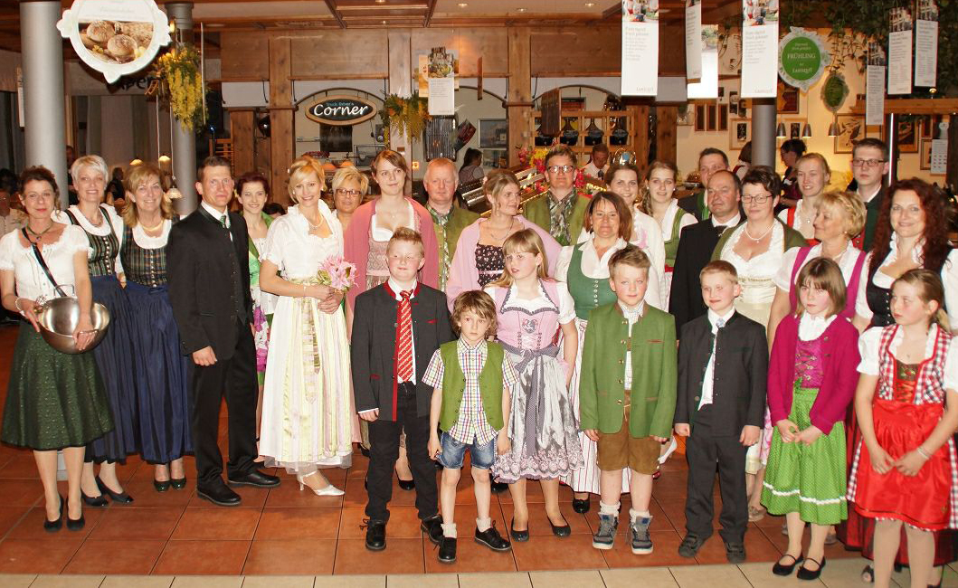 Gruppenfoto mit allen Akteuren der Trachtenmodeschau. Foto: Hans Kirchweger