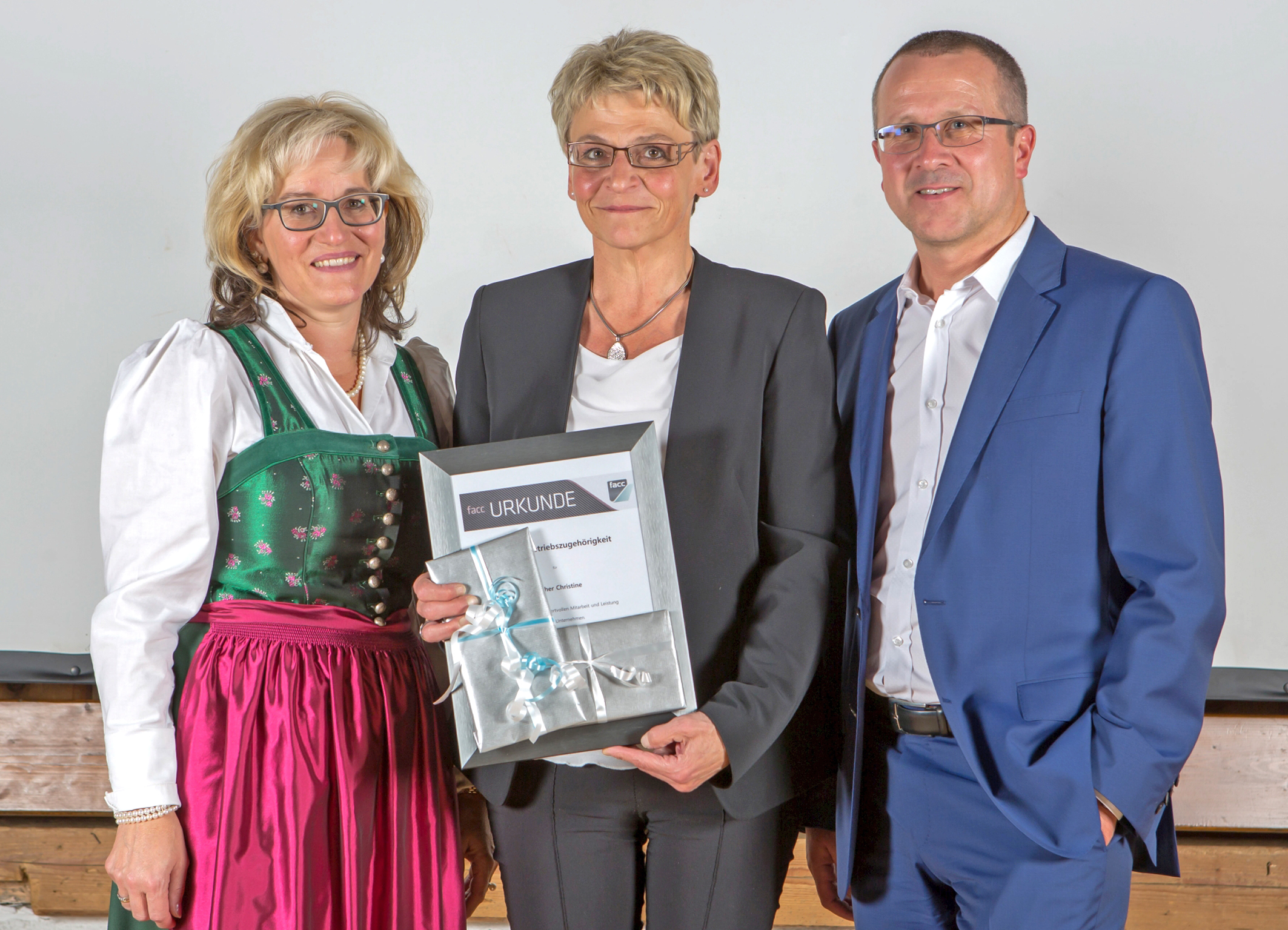 Christine Fischer (Bildmitte) arbeitet seit 35 Jahren für FACC und wurde von Betriebsrätin Barbara Huber (links) und FACC-Vorstand Robert Machtlinger (rechts) geehrt. Foto: Christoph Hatheuer/FACC AG (frei)