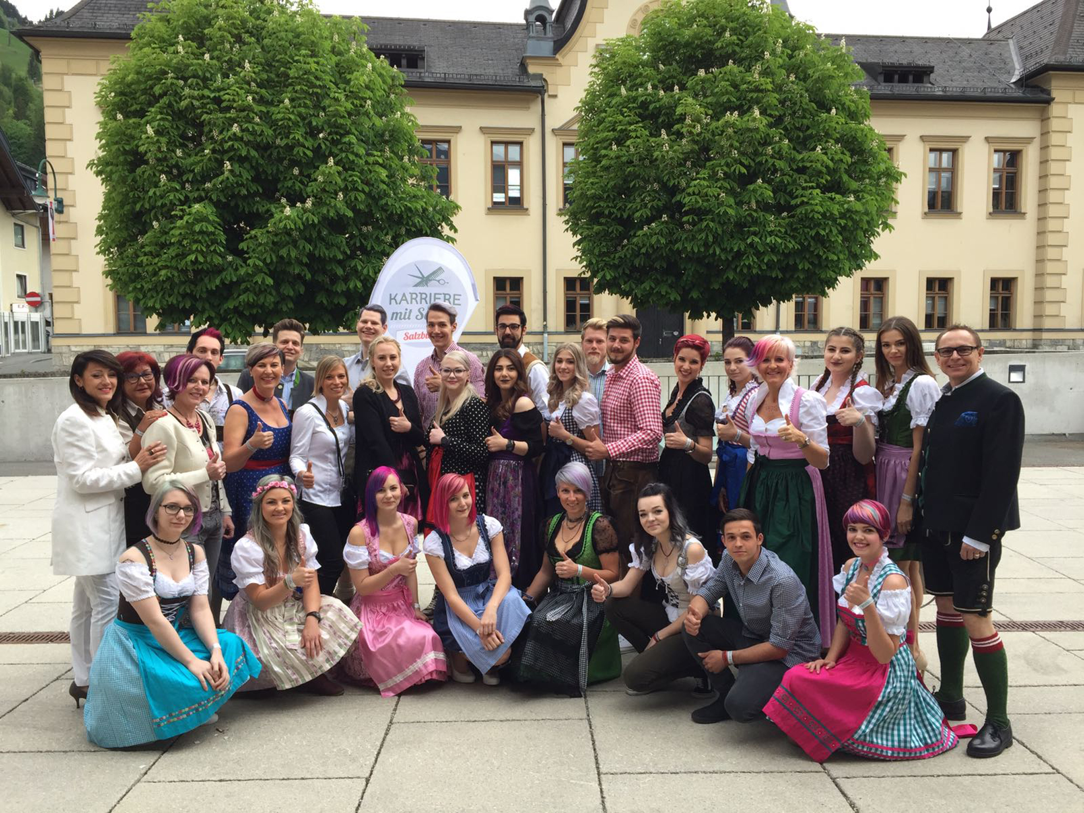 Die Seriensieger aus Oberösterreich mit Modellen, Betreuern und Begleitpersonen beim Bundeslehrlingswettbewerb in Zell am See. Foto: Karin Pichler (frei)