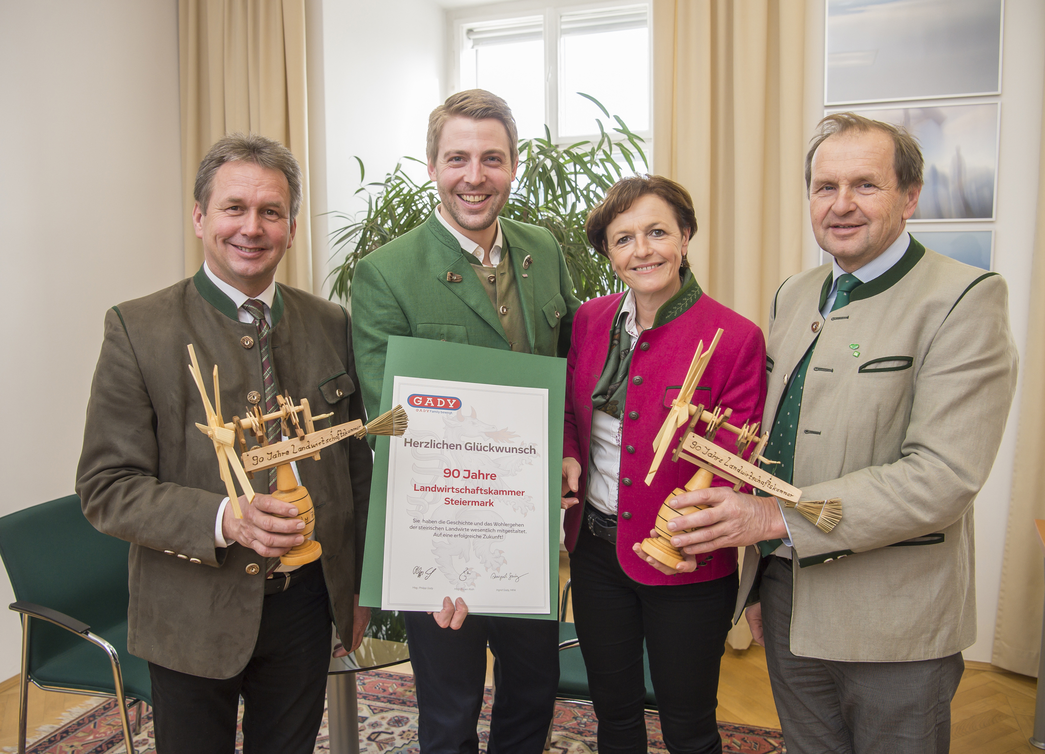 Tradition verbindet: Philipp Gady, Eigentümer und Geschäftsführer der Gady Family (2. von links) gratuliert zu 90 Jahren Landwirtschaftskammer Steiermark (von links: Franz Titschenbacher, LWK-Präsident, Maria Plein, Vizepräsidentin der LWK und Kammerdirektor Werner Brugner). Foto (frei): Gady Family/Thomas Fischer