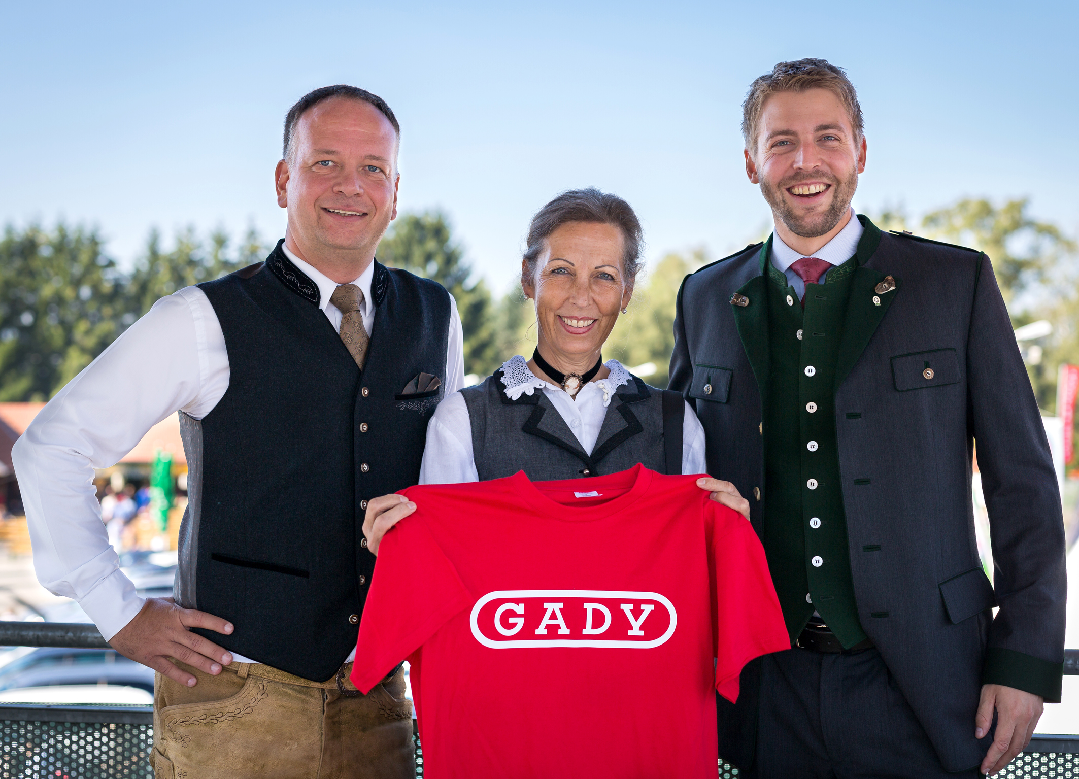 Ingrid Gady (Mitte) und die Geschäftsführer des südsteirischen Traditionsunternehmens Philipp Gady (rechts) und Eugen Roth (links) laden herzlich zum 100. Gady Markt am Foto (frei): Gady Family