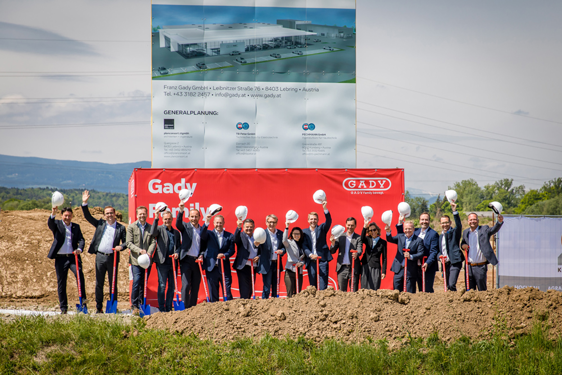 Spatenstich der Gady Family am 8. Mai in Lieboch im Beisein von Jean-Philippe Parain, BMW Senior Vice President Sales Region Europe sowie vielen Vertretern aus Politik und Wirtschaft. Bis 2020 entstehen hier zwei Gebäudekomplexe: Gady BMW Lieboch und Gady Service und Ersatzteile Lieboch. Foto (frei): Gady Family