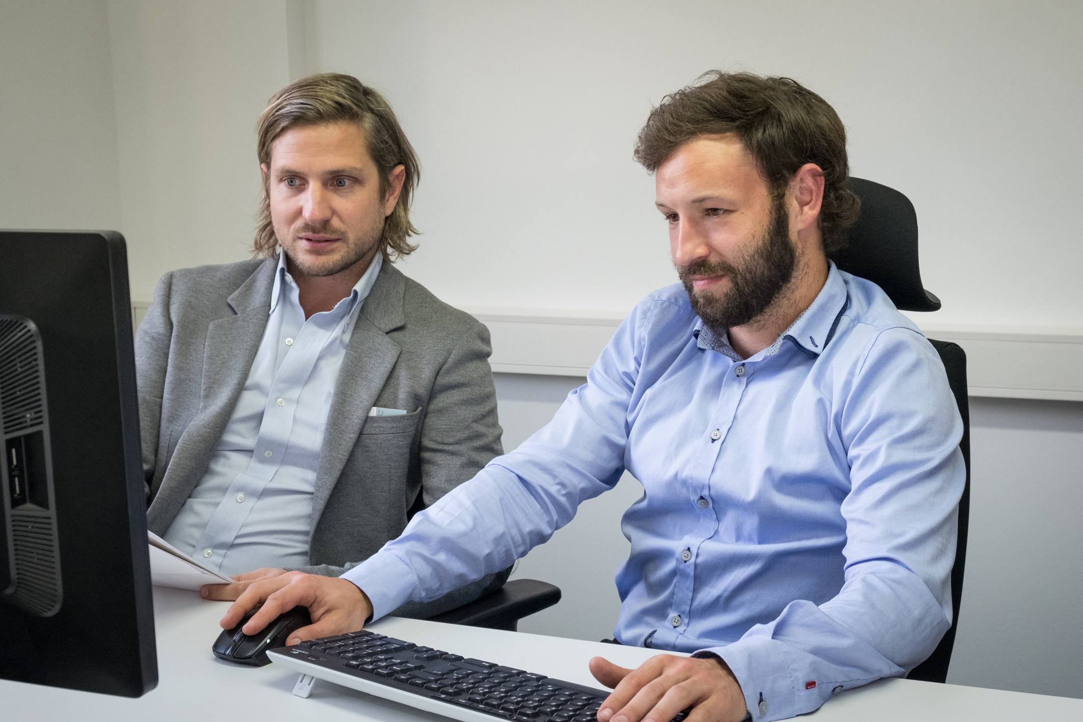 Martin Hartl, Geschäftsführer von Hartl Metall (links) und sein neuer Betriebsleiter Thomas Rinnermoser: „Eine moderne Steuerungssoftware trägt entscheidend zur deutlichen Steigerung unserer Produktivität bei.“ Bild: Hartl Metall (frei)