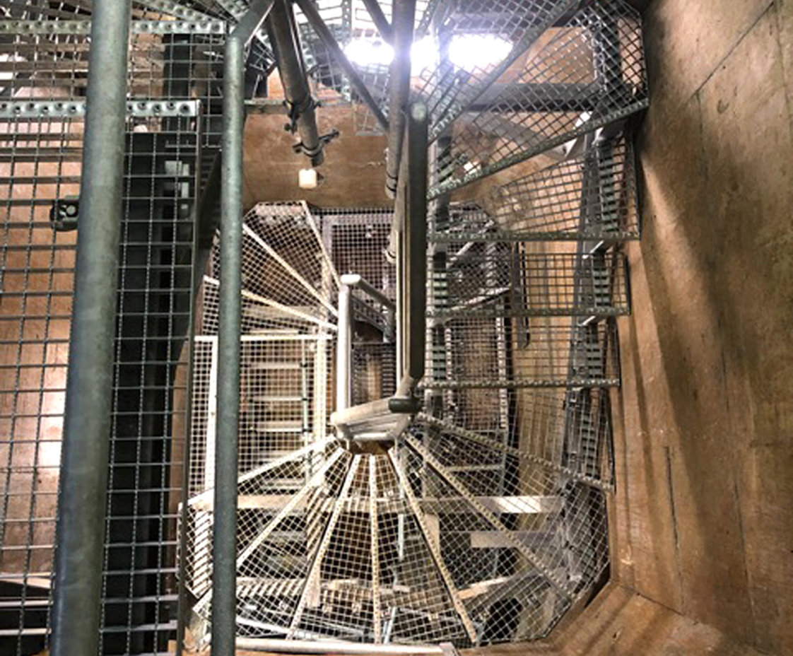 Hartl Metall hat die neue fünf Meter hohe Wendeltreppe im Kontrollgang der Staumauer Klaus für Ennskraft erfolgreich errichtet. Foto: Hartl Metall (frei)
