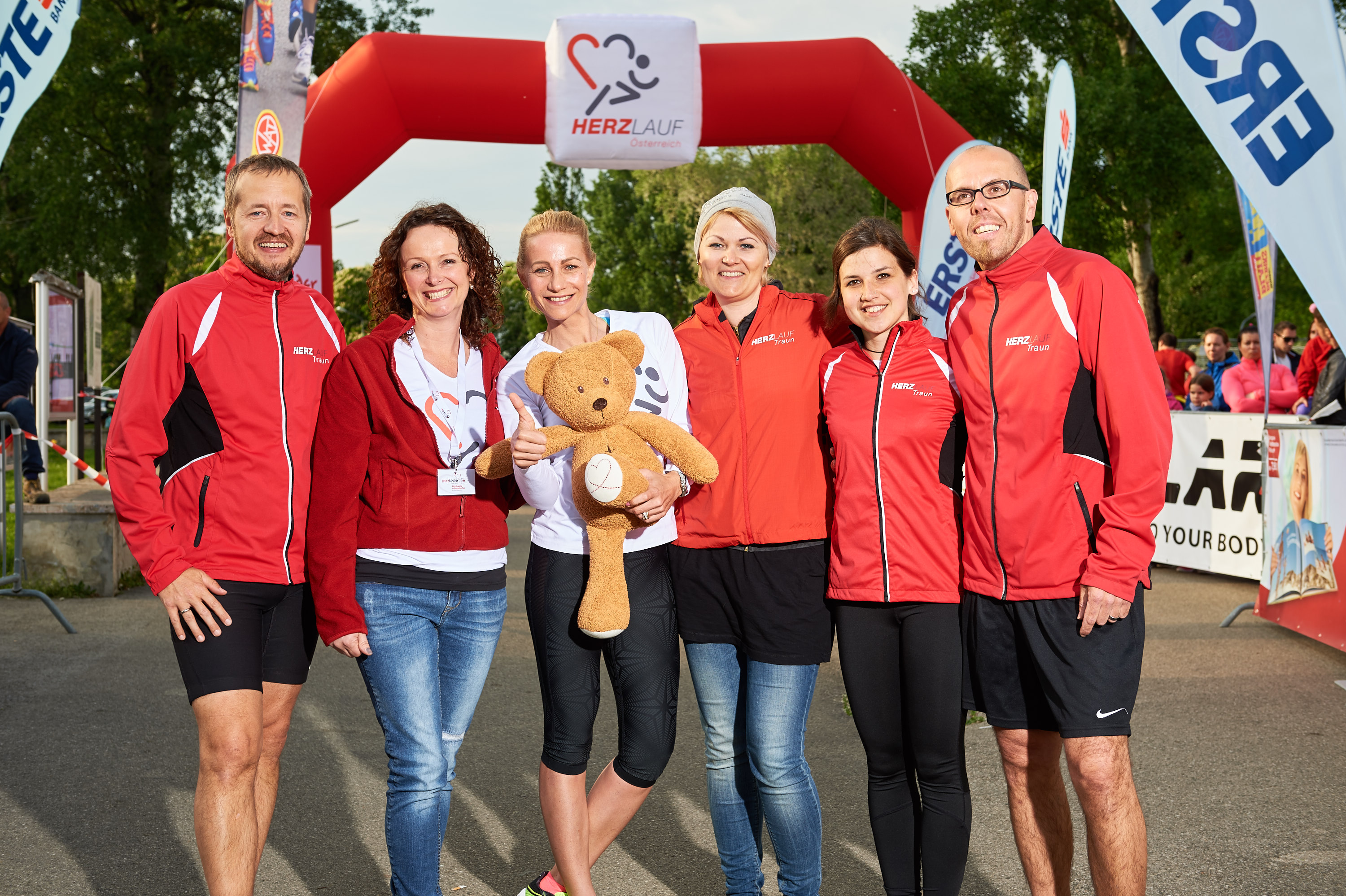 Die Organisatoren freuen sich über das große Interesse am Herzlauf in Traun: Andreas Protil (Geschäftsführer – Stadtmarketing Traun, Organisationsteam – Herzlauf OÖ), Michaela Altendorfer (Präsidentin und Geschäftsführerin Herzkinder Österreich), Sandra Schranz (Schirmherrin – Herzlauf Österreich), Sophie Leb (Stadtmarketing Traun), Belinda Sageder (Stadtmarketing Traun, Organisationsteam – Herzlauf OÖ), Roland Höglinger (Organisationsteam – Herzlauf OÖ) (v. l. n. r.). Foto: Mathias Lauringer (frei)
