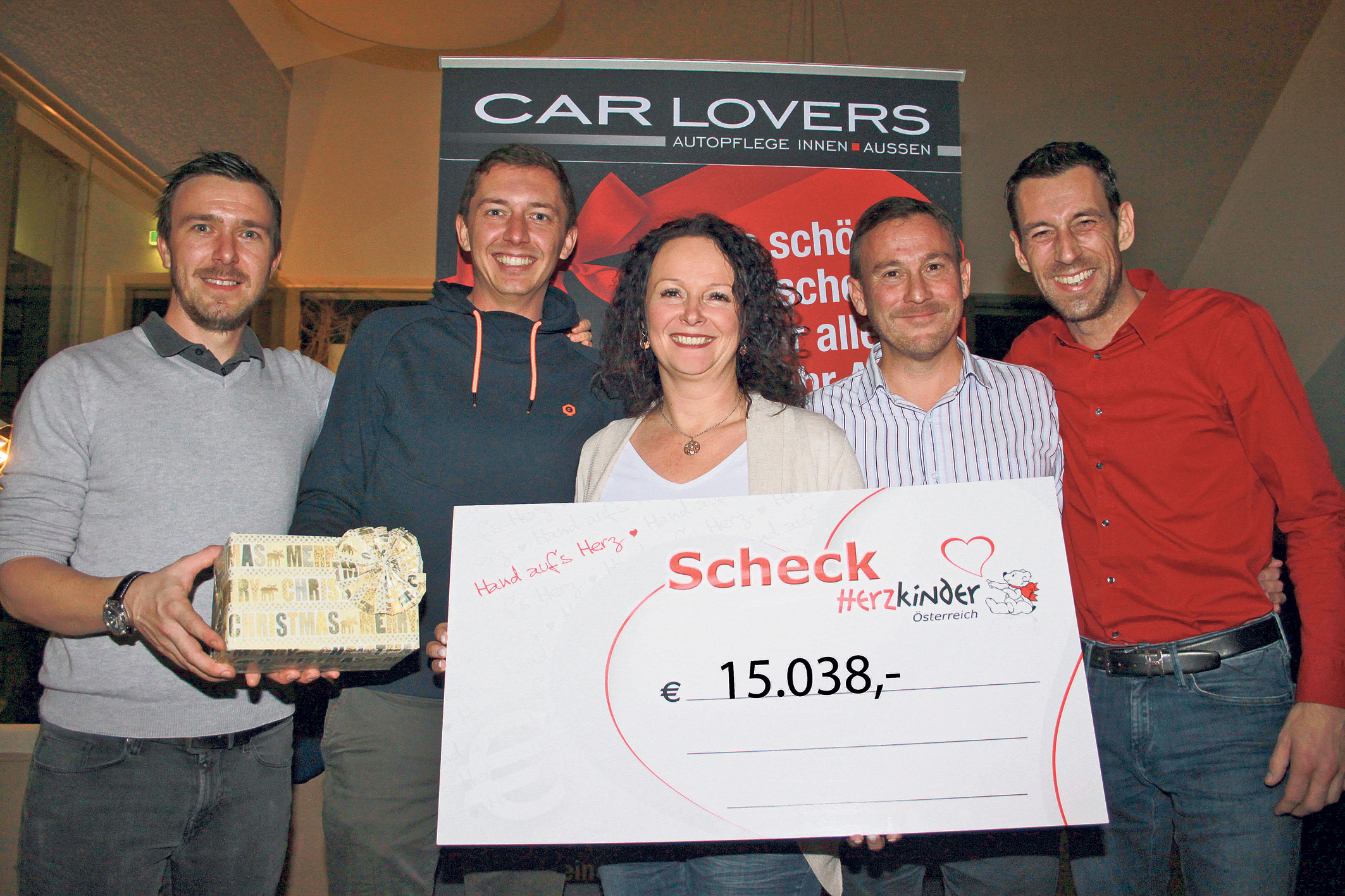 Das Organisationsteam der Benefizaktion „Betrunken Gutes tun“ überreichte den Spendenscheck für Herzkinder Österreich: Balázs Sághy, Thomas Wusatiuk, Herzkinder Österreich-Präsidentin Michaela Altendorfer, Bernhard Costa, Roland Okonek (v. l. n. r.). Foto: BRS (frei)