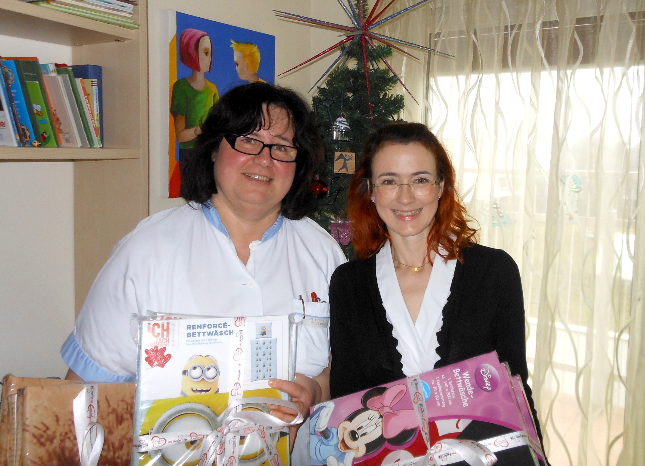 Eine bunte Kinderbettwäsche brachte in den vergangenen Tagen Bettina Schwarzinger von Herzkinder Österreich als Weihnachtsgeschenk ins Kinderherzzentrum Linz. Foto: Herzkinder Österreich (frei)