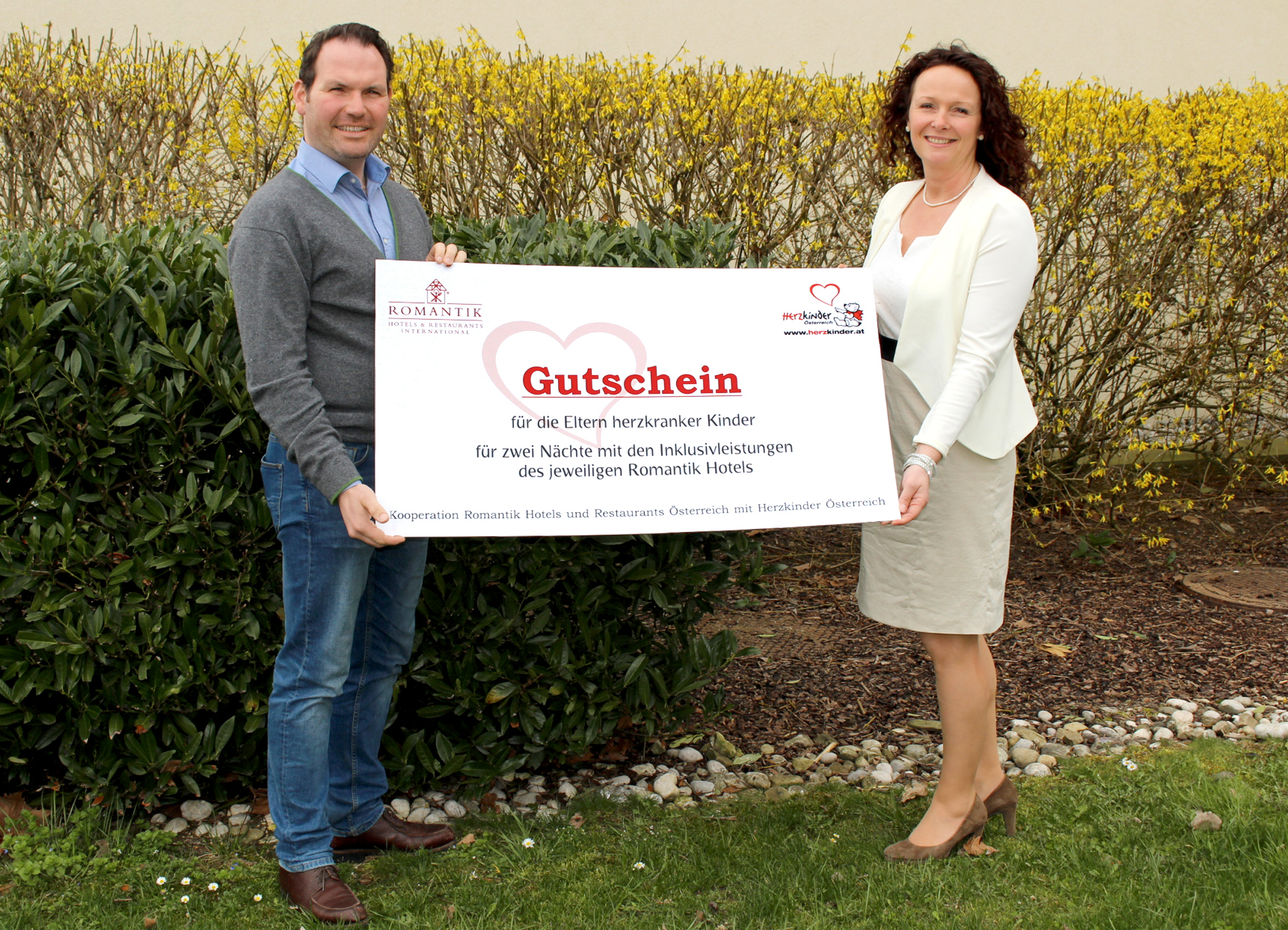 Michaela Altendorfer, Präsidentin und Geschäftsführerin von Herzkinder Österreich, nimmt von Michael Berndl, Sprecher der Romantik Hotels & Restaurants in Österreich, den Gutscheinscheck entgegen und bedankt sich dafür sehr herzlich. Foto: Herzkinder Österreich (frei)