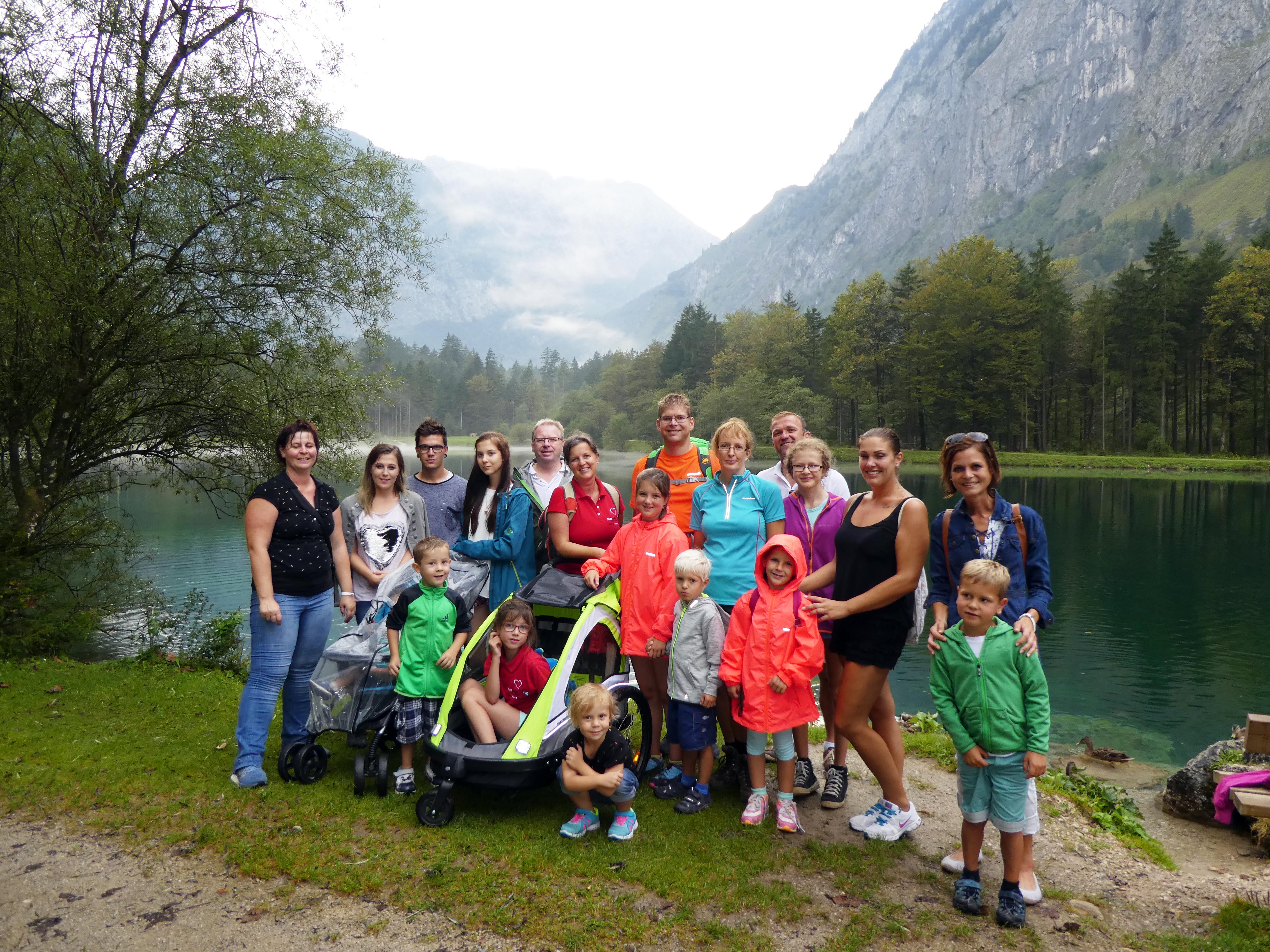 Bei traumhaftem Herbstwetter trafen sich herzkranke Kinder und deren Familien zu einer Wanderung durch das Naturschutzgebiet Bluntautal. Foto: Herzkinder Österreich (frei)