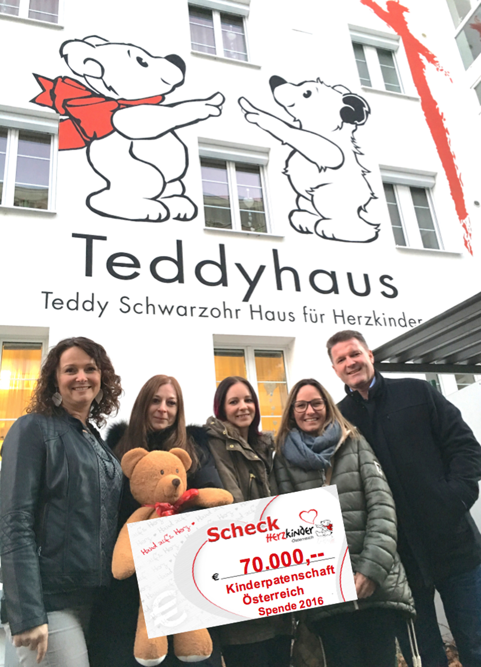 Herzkinder Österreich-Präsidentin Michaela Altendorfer (l.) nahm von Markus Rainer (r.), Geschäftsführer der Kinderpatenschaft Österreich, und seinen Teammitarbeiterinnen Sandra Föger, Maria Gubo und Lydia Maccani den Spendenscheck entgegen. Foto: Herzkinder Österreich (frei)