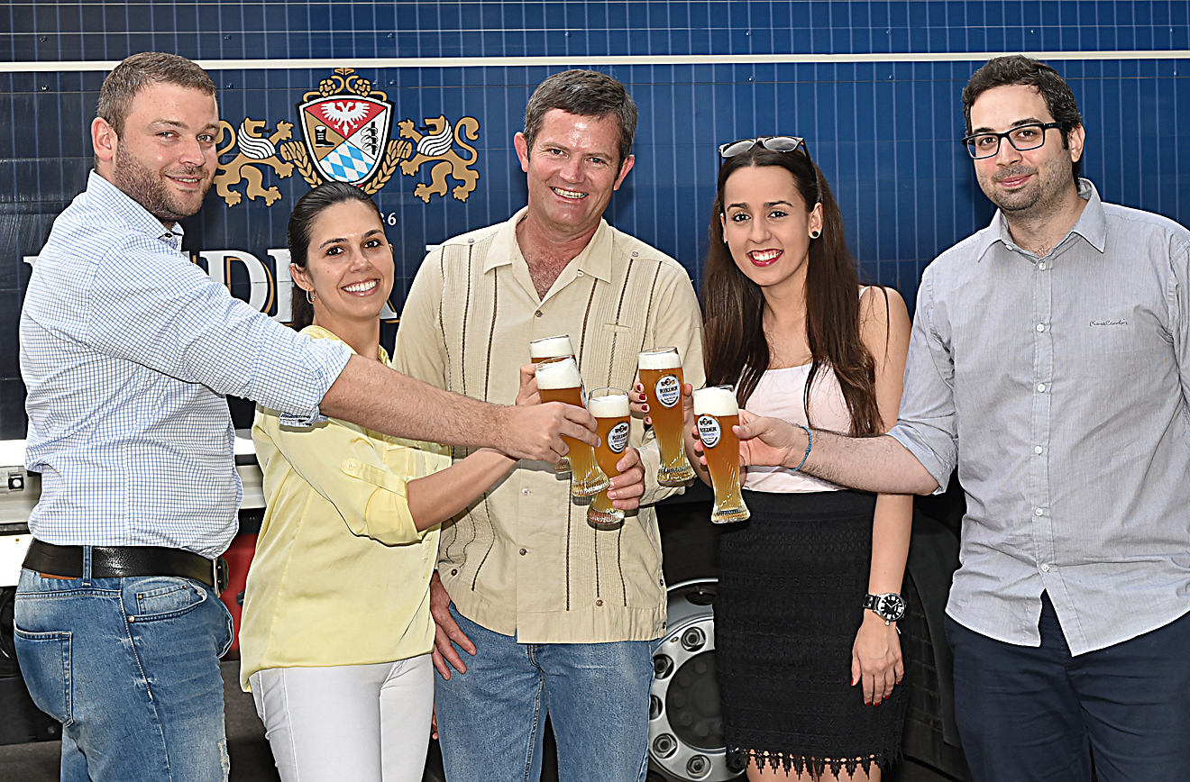 Ließen sich das Innviertler Bier schmecken: Fachkräfte aus zehn Nationen die allesamt in der Region arbeiten, besuchten die Brauerei Ried. Foto: Hot Spot! Innviertel (frei)