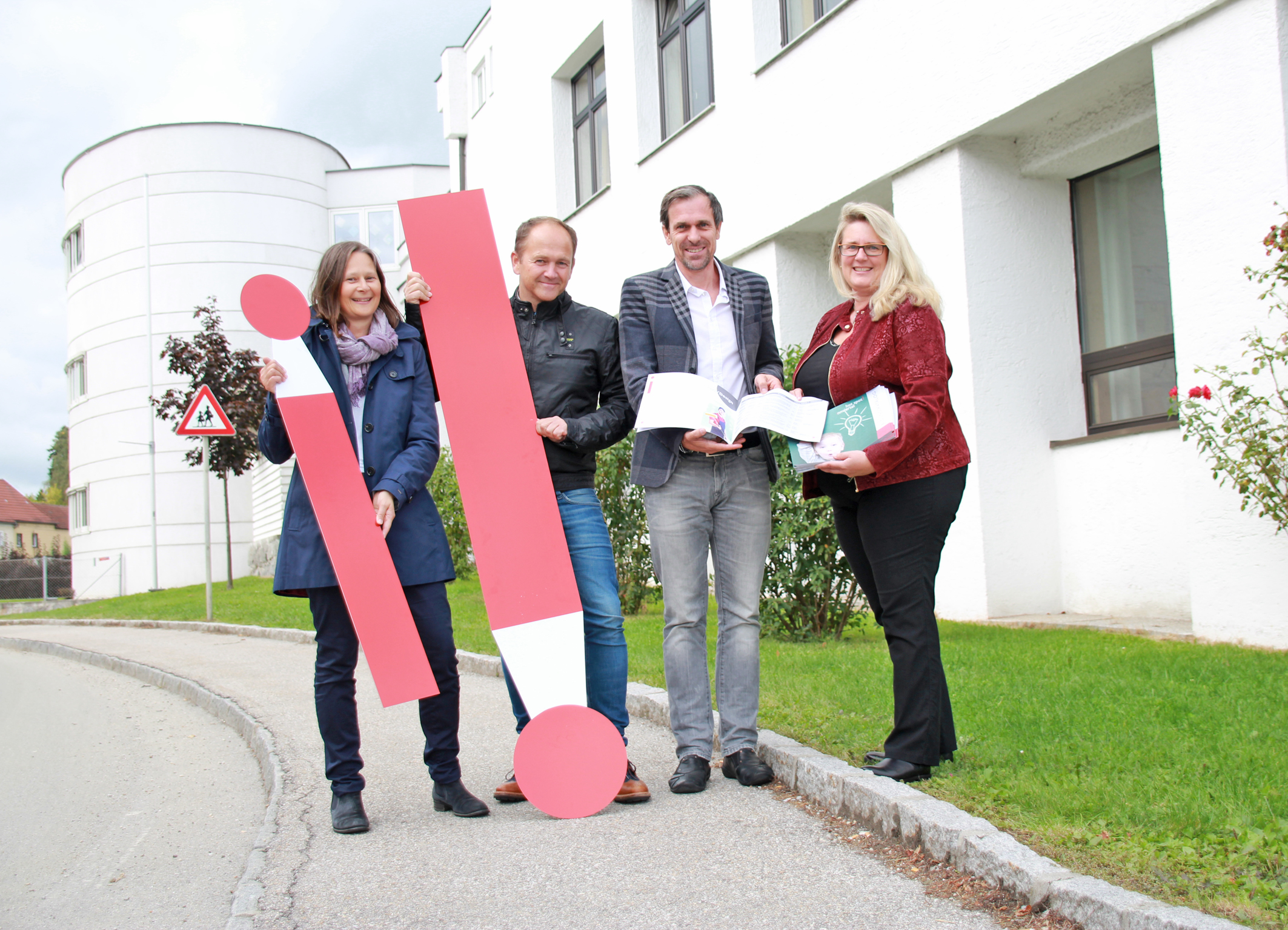 Übergabe des brandneuen Bildungskatalogs der Initiative Hot Spot! Innviertel an die Schulen der Region: v.l.n.r.: Andrea Eckerstorfer und Andreas Fill (Hot Spot! Innviertel), Dir. Thomas Gerstorfer und MMag. Irene Wiesinger von der Neuen Mittelschule der Franziskanerinnen Ried. Foto: Hot Spot! Innviertel (frei)