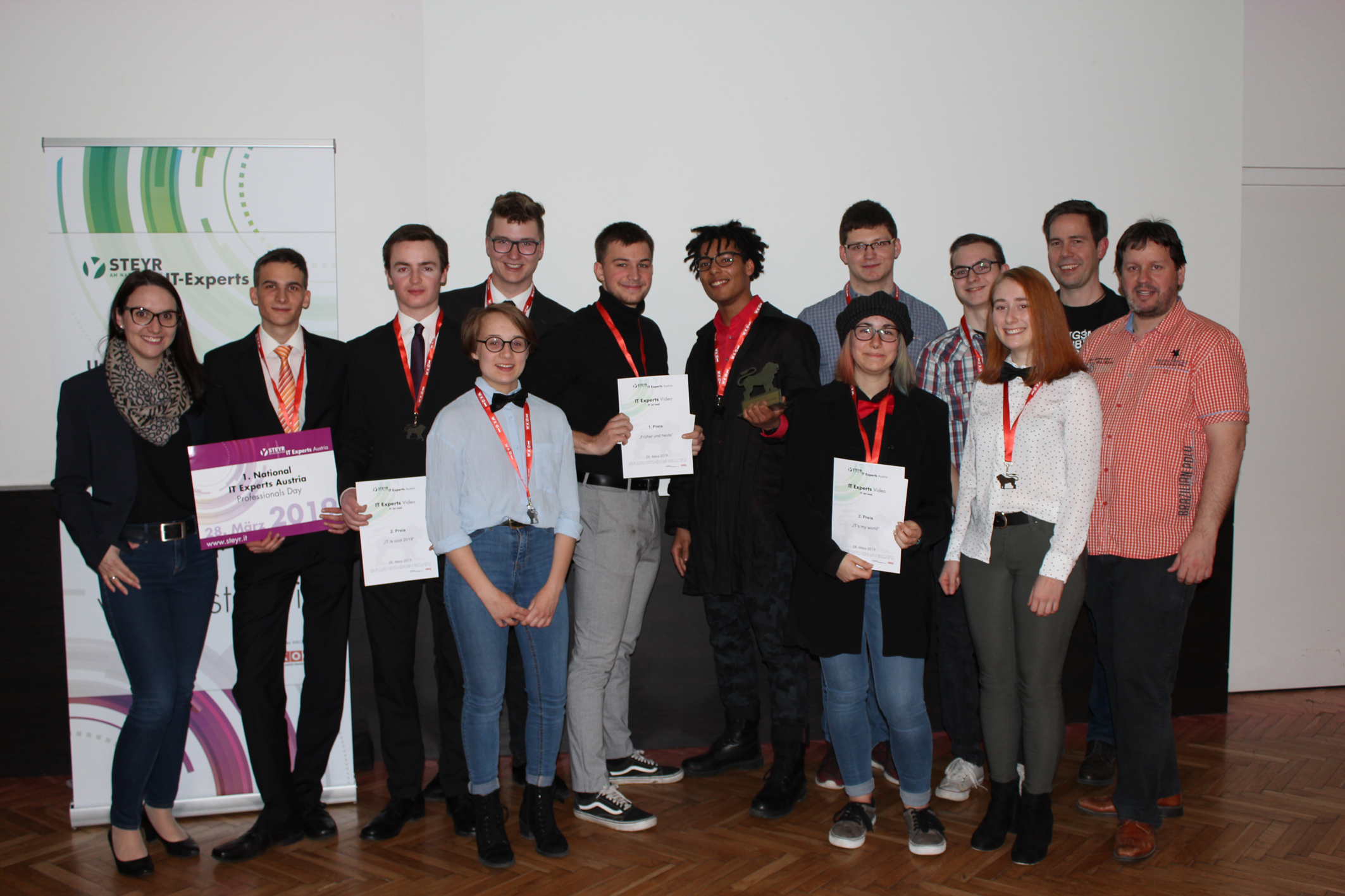 Sarah Radinger, Leiterin der WKO Steyr, ruft im Beisein der Gewinner des IT Experts Filmwettbewerb „IT is cool" den ersten „IT Experts Austria Professionals Day" aus. Dieser Tag soll nun jeden letzten Donnerstag im März die Bedeutung der IT für Österreich unterstreichen. Foto: WKOÖ; Bezirksstelle Steyr (frei)