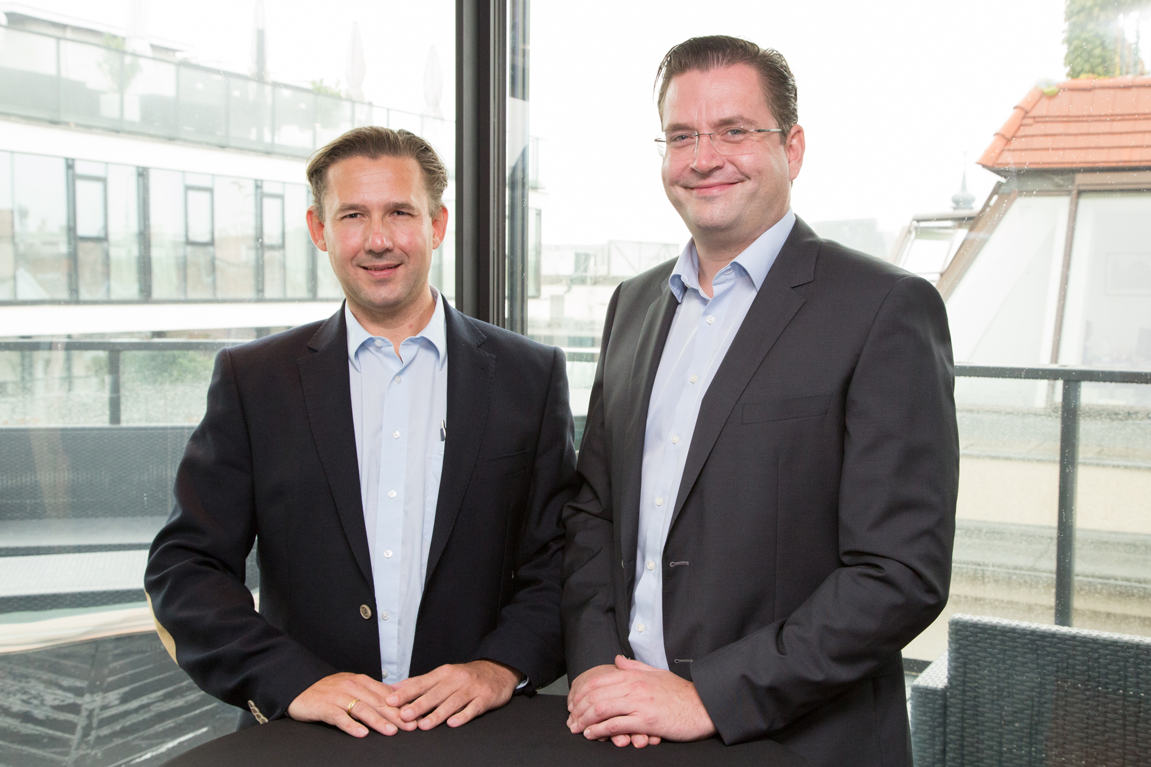 Pressegespräch „1 Jahr Onlineversicherung LAMIE direkt“: Mag. Christian Pedak, CEO (links) und Dr. Roland Pedak, CEO (rechts). Foto: Viennamotion KG (frei)