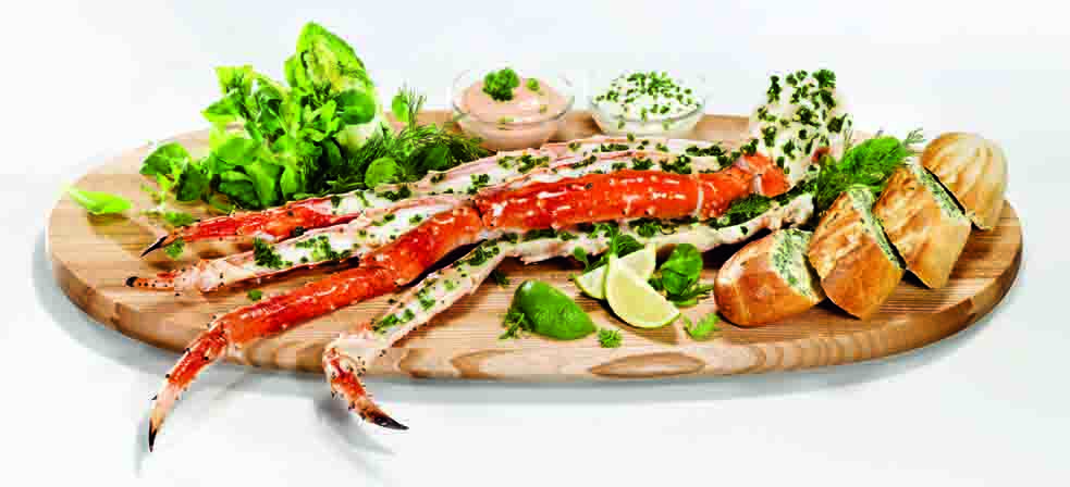 Fein marinierte Alaska Crab-Legs gehören zu den Besonderheiten der saisonalen Crab-Leg-Karte in den Landzeit à la carte-Restaurants. Die Spezialität wird mit Knoblauchrahm und Cocktailsauce sowie mit frischem Kräuterbaguette serviert. Foto: Landzeit