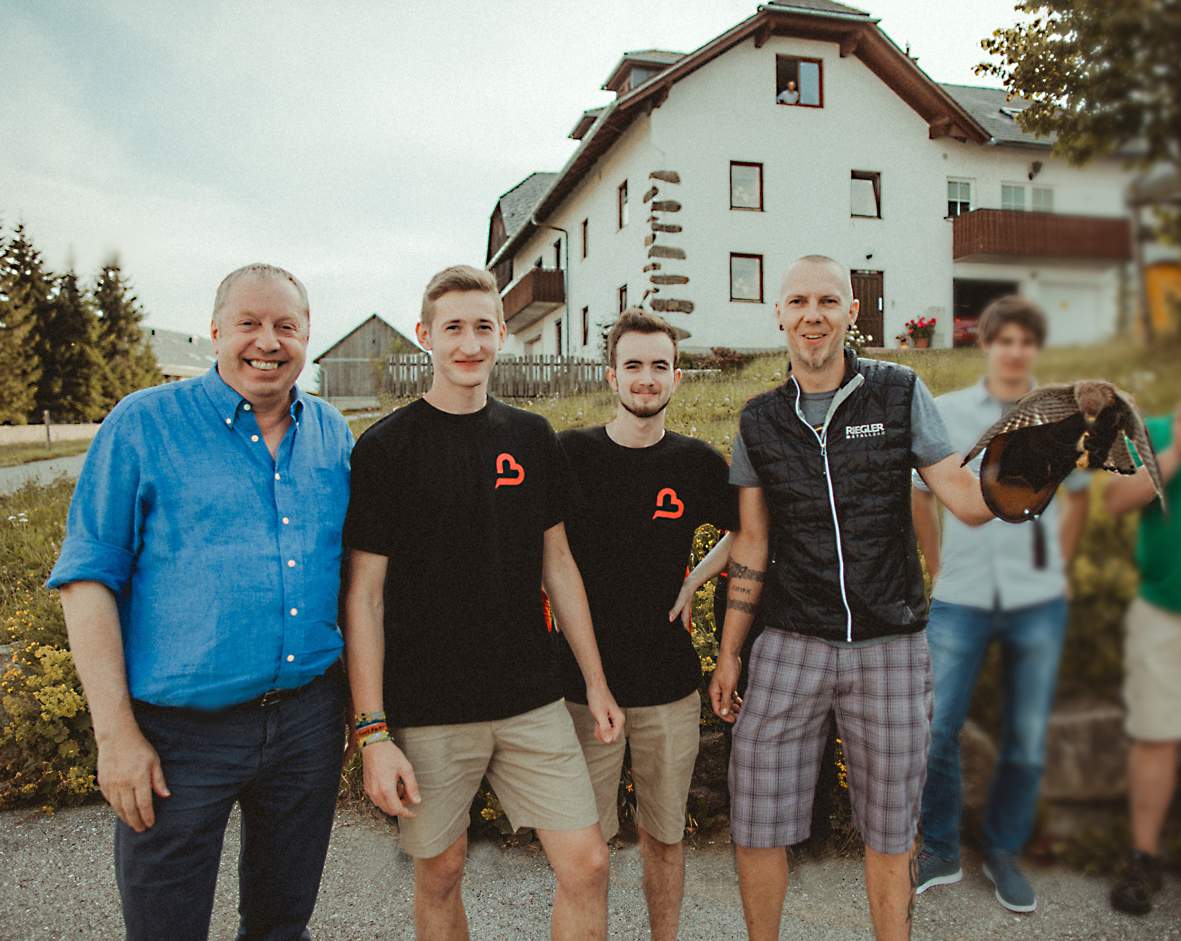 Gute Stimmung beim Abschluss des Lehrlingscolleges von HeartBeat: Von links: Firmenchef Eduard Riegler, Samuel Kreuzriegler, Tobias Reibnegger die ihre Ausbildung erfolgreich abgeschlossen haben und mittlerweile als junge Facharbeiter tätig sind und Lehrlingsausbildner Markus Kuba von Riegler Metallbau. Foto (frei): Manuel Nguyen/Riegler Metallbau